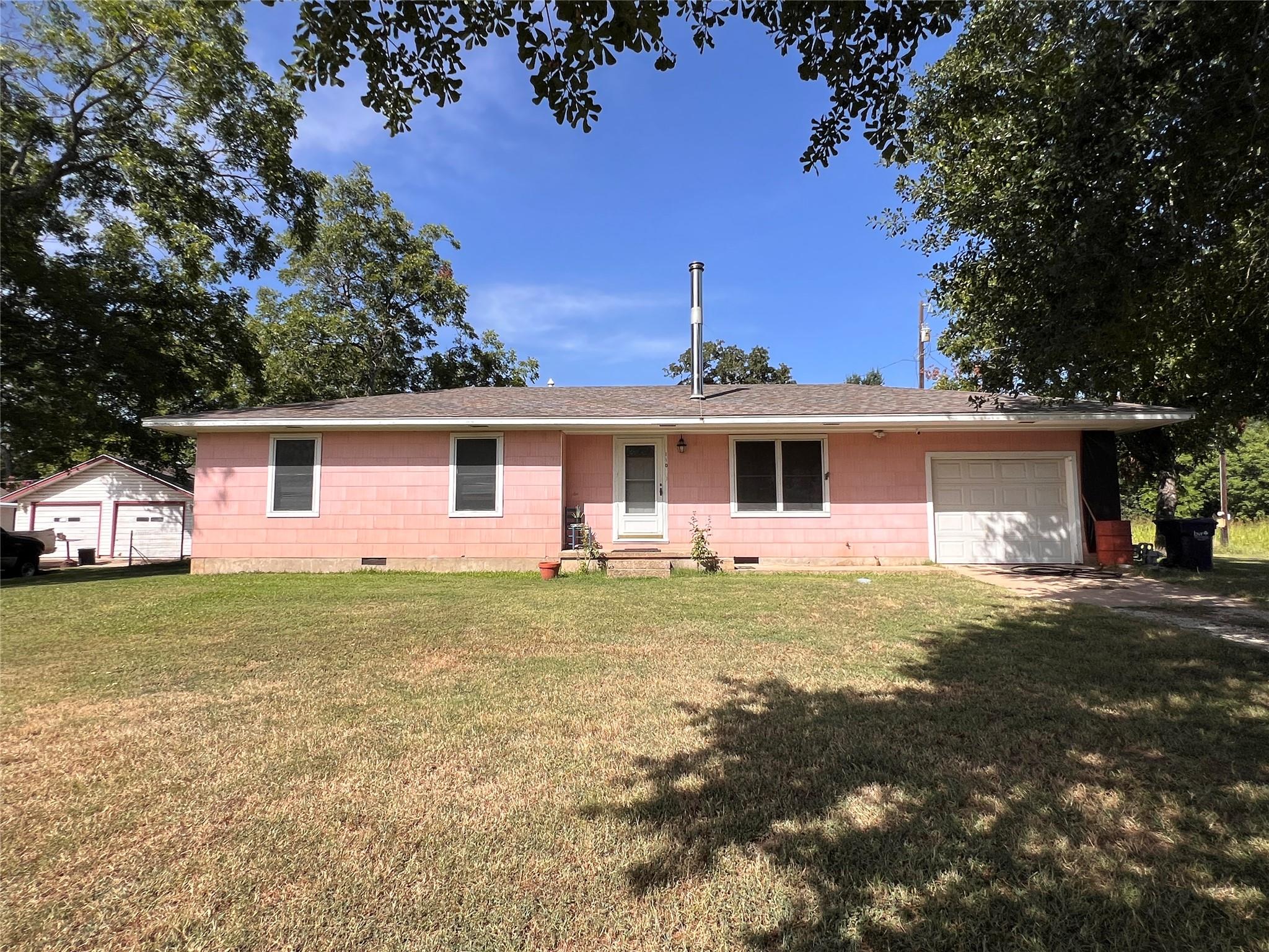 110 S Travis St, Rockdale, TX 76567