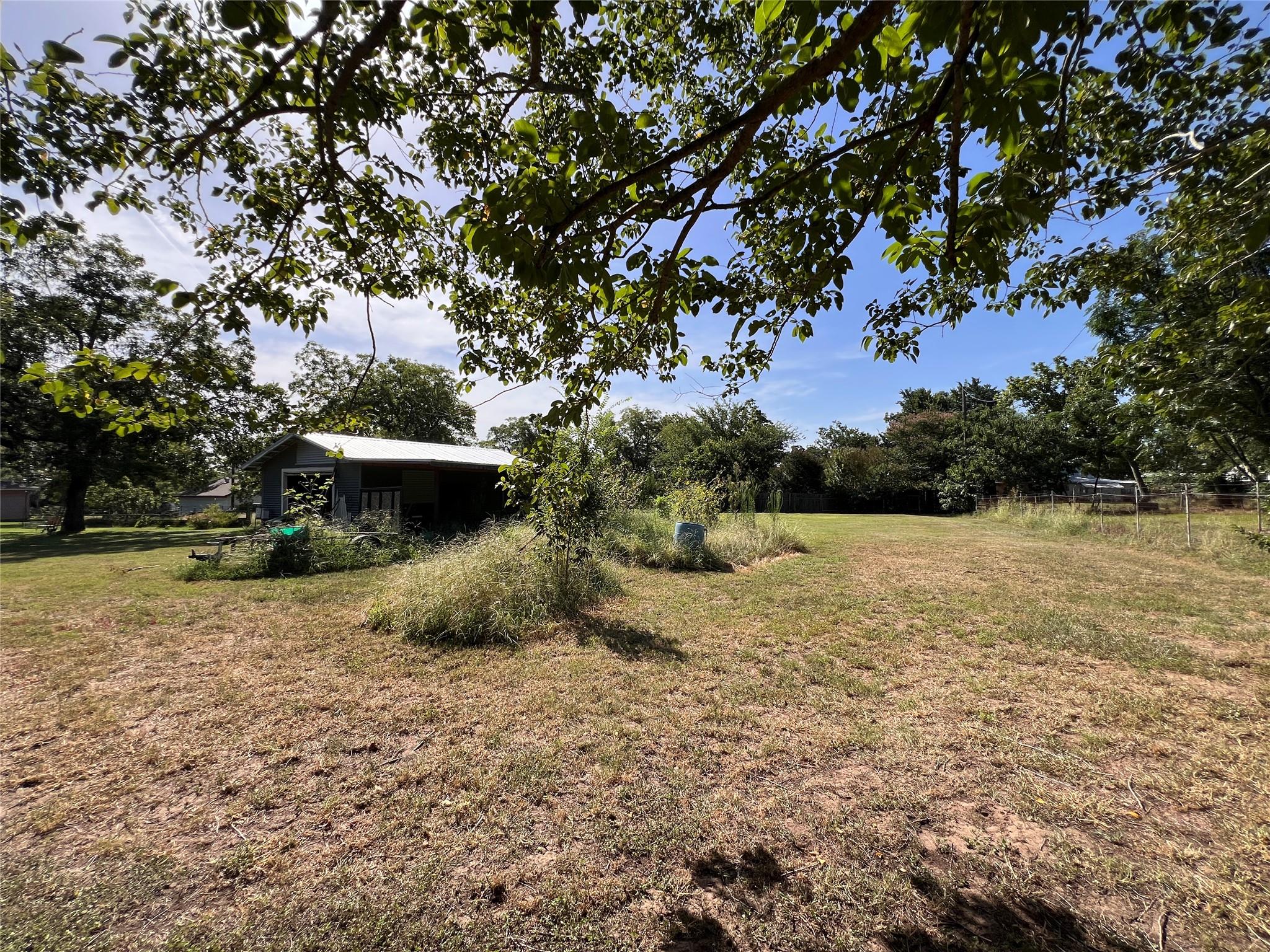 110 S Travis St, Rockdale, TX 76567