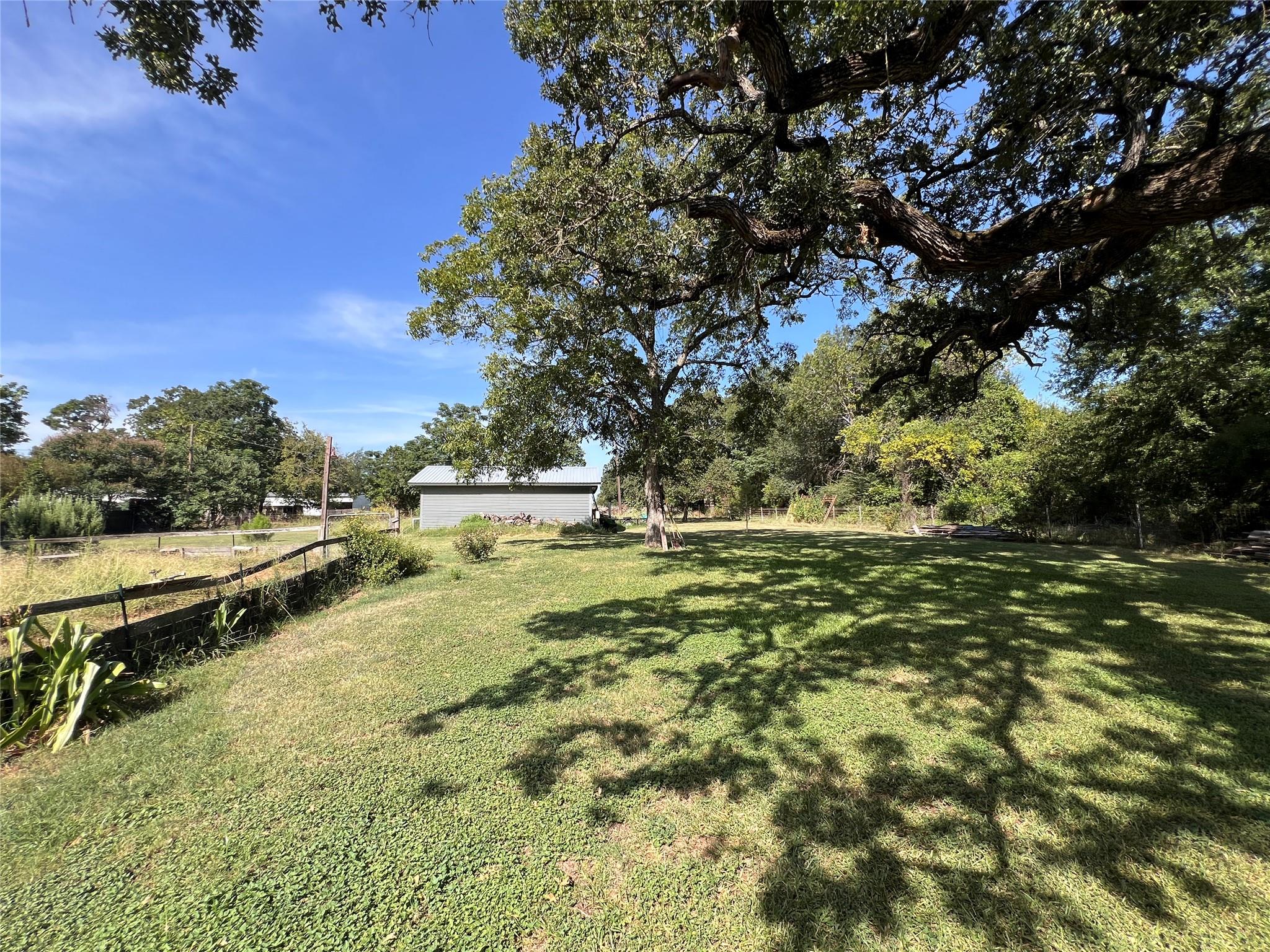 110 S Travis St, Rockdale, TX 76567