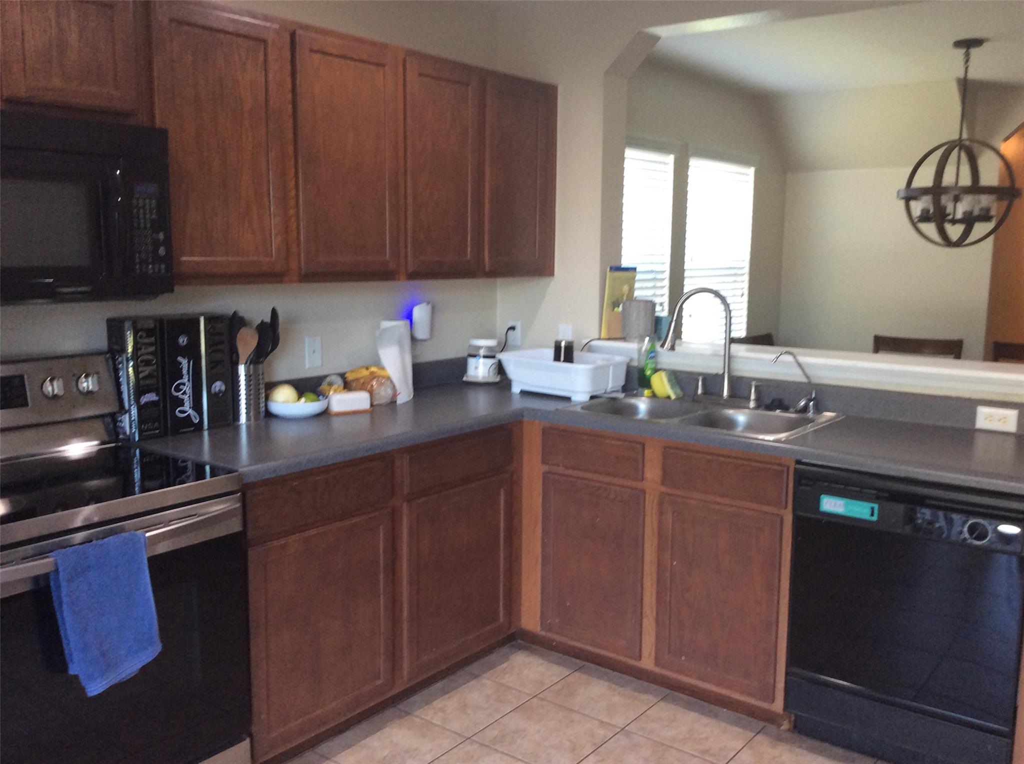111 S Creek Bend Dr, Hutto, TX 78634