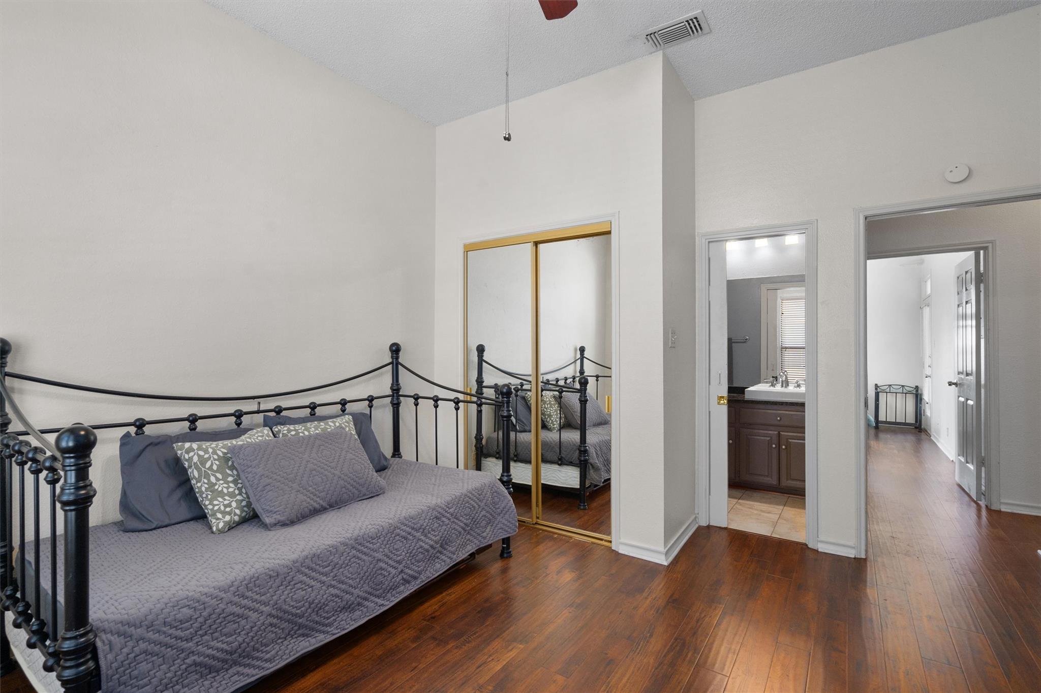 914 W 26th St # 301, Austin, TX 78705