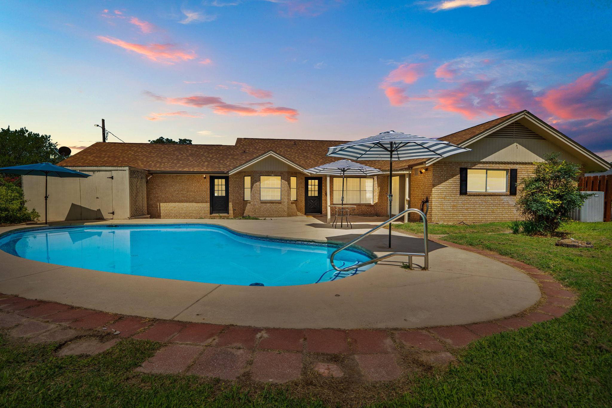 404 Joekel Ave S, Giddings, TX 78942