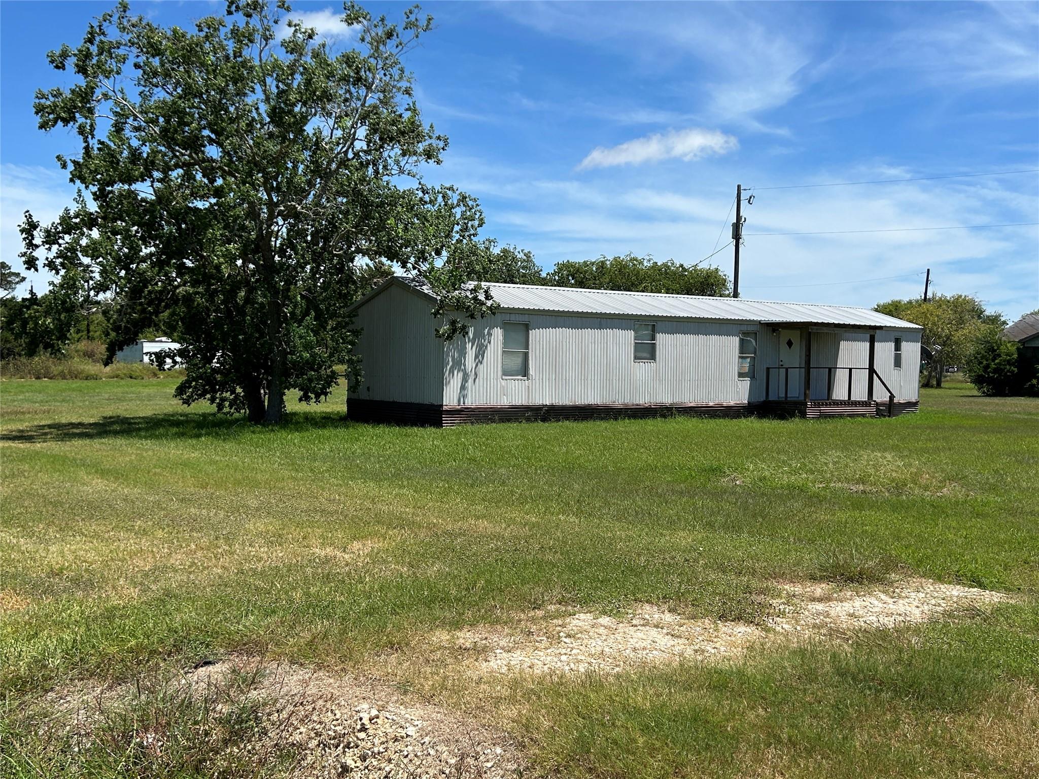 204 N 4th St, Seadrift, TX 77983