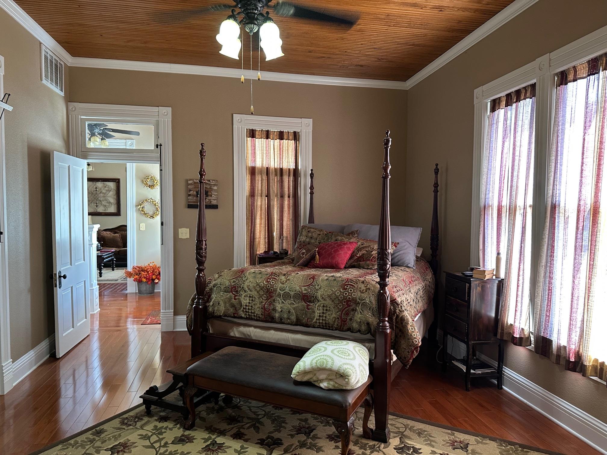 326 W Colorado St, La Grange, TX 78945