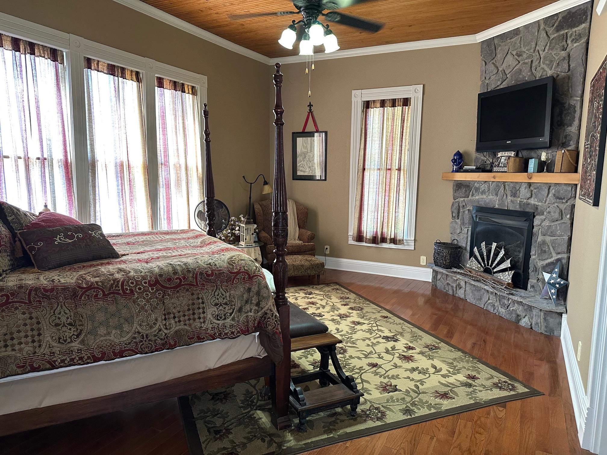 326 W Colorado St, La Grange, TX 78945