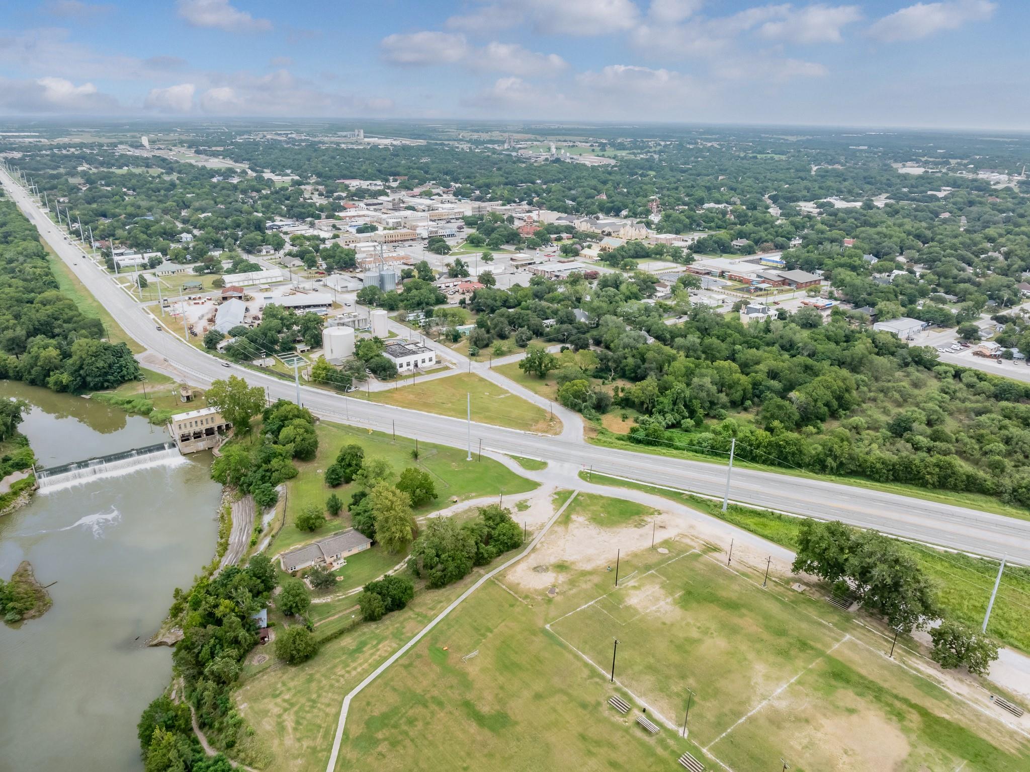 205 Saint John St, Gonzales, TX 78629