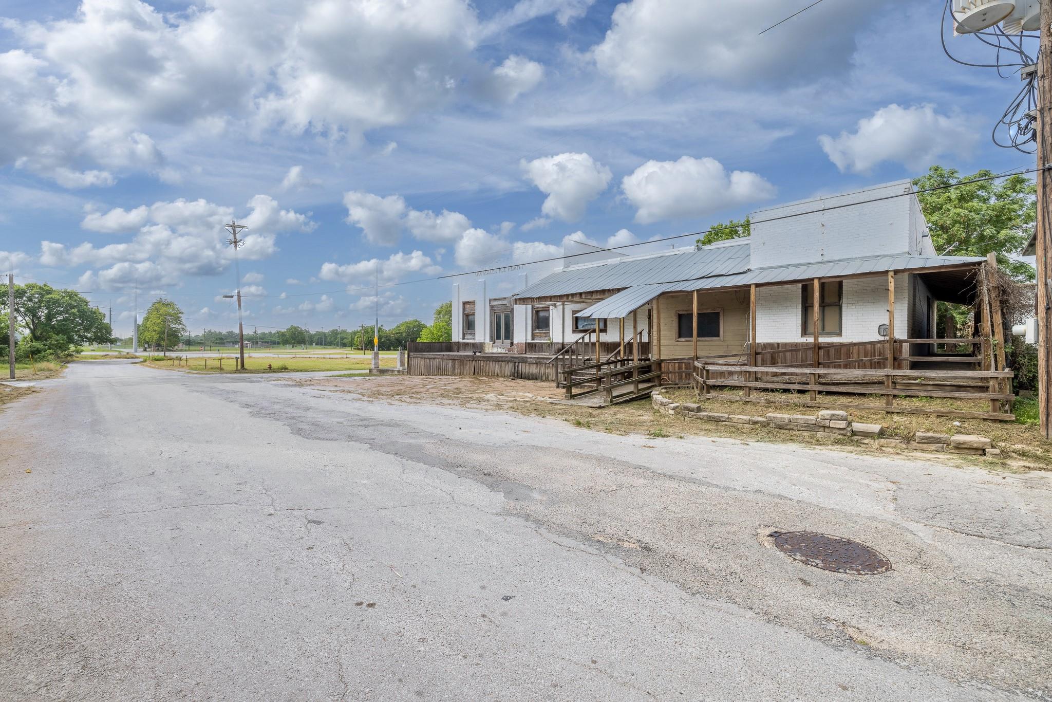 205 Saint John St, Gonzales, TX 78629