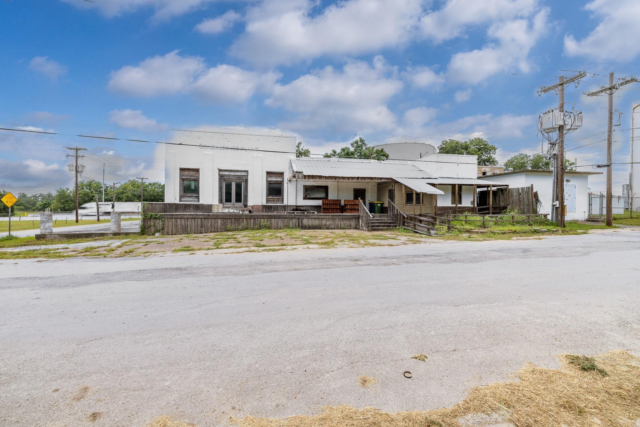 205 Saint John St, Gonzales, TX 78629
