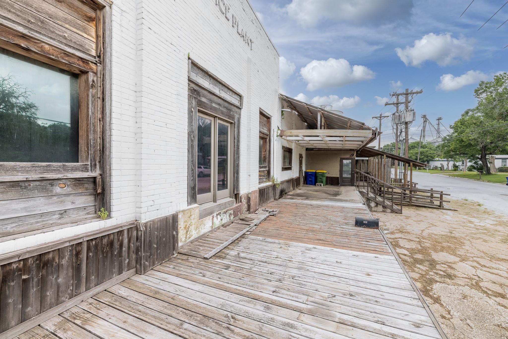 205 Saint John St, Gonzales, TX 78629