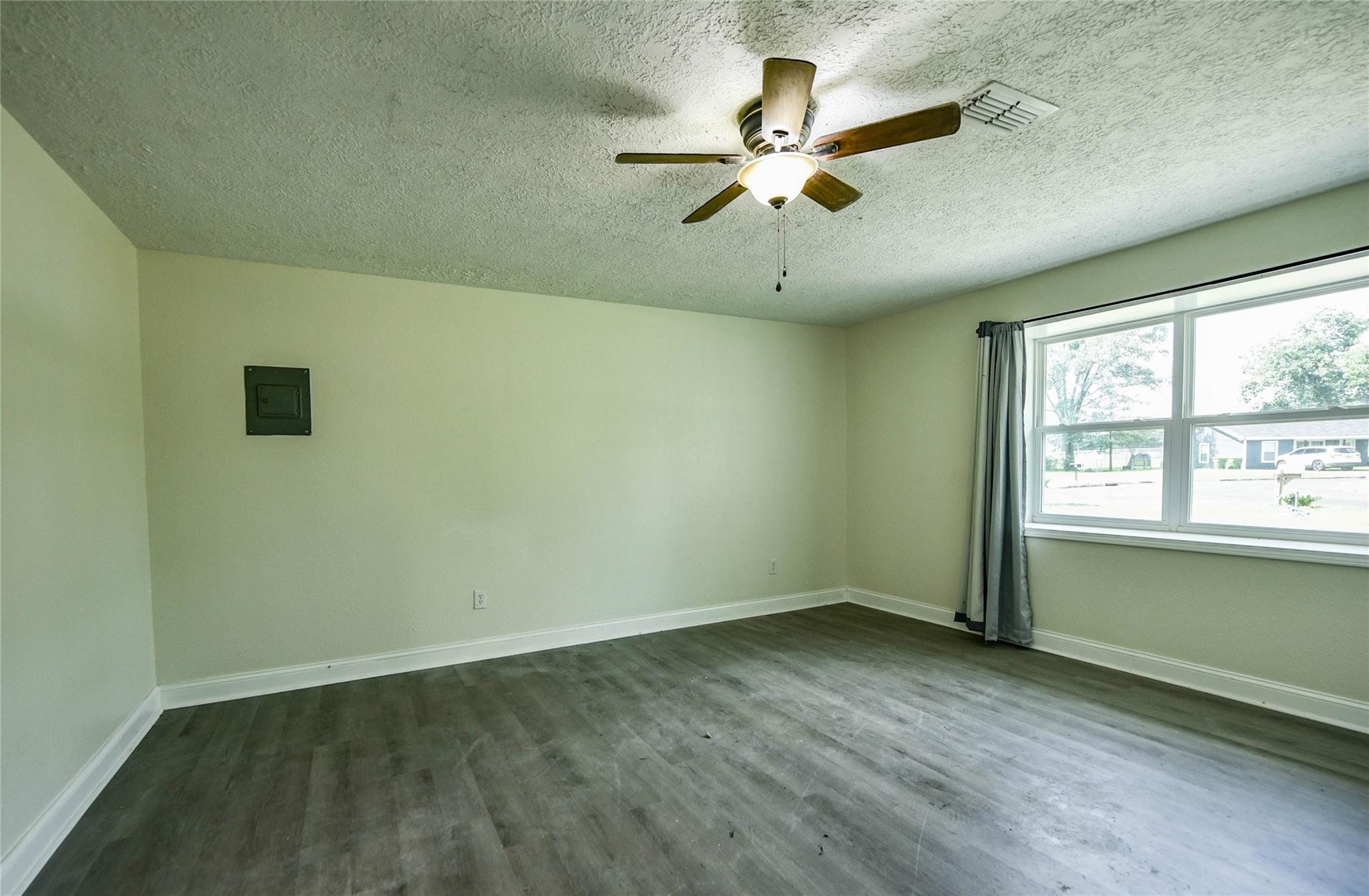 8 Patinka Drive, Hearne, TX 77859