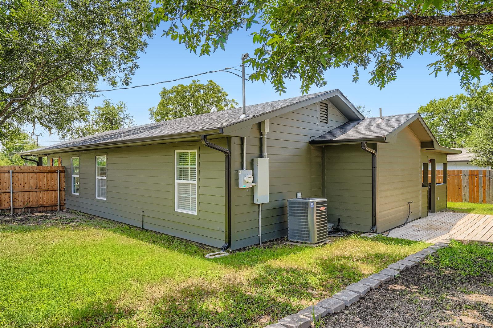 207 Old Thorndale Rd, Taylor, TX 76574