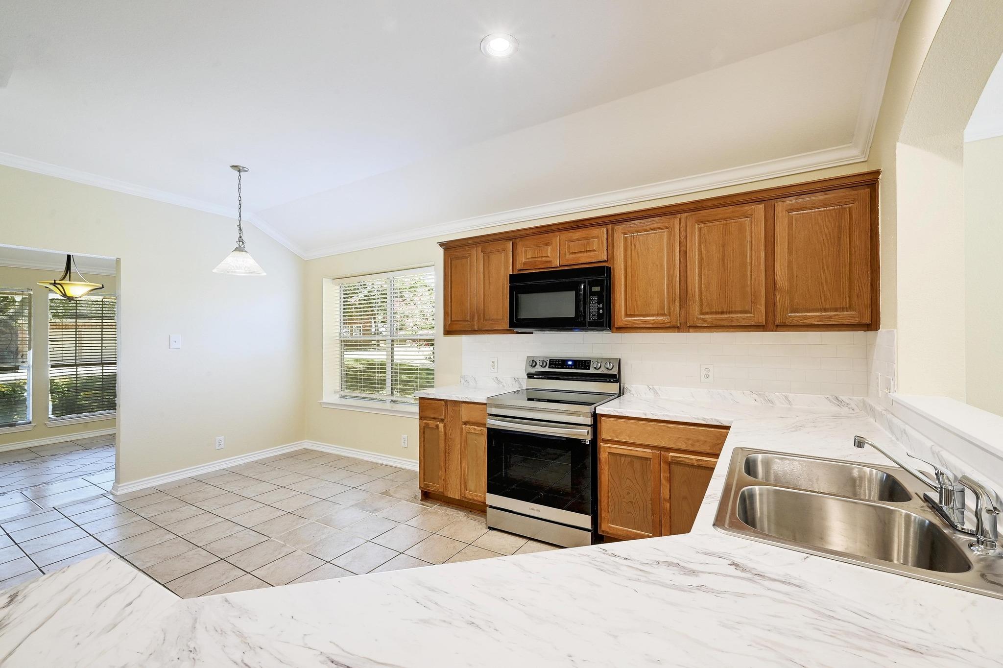 136 Winter St, Kyle, TX 78640