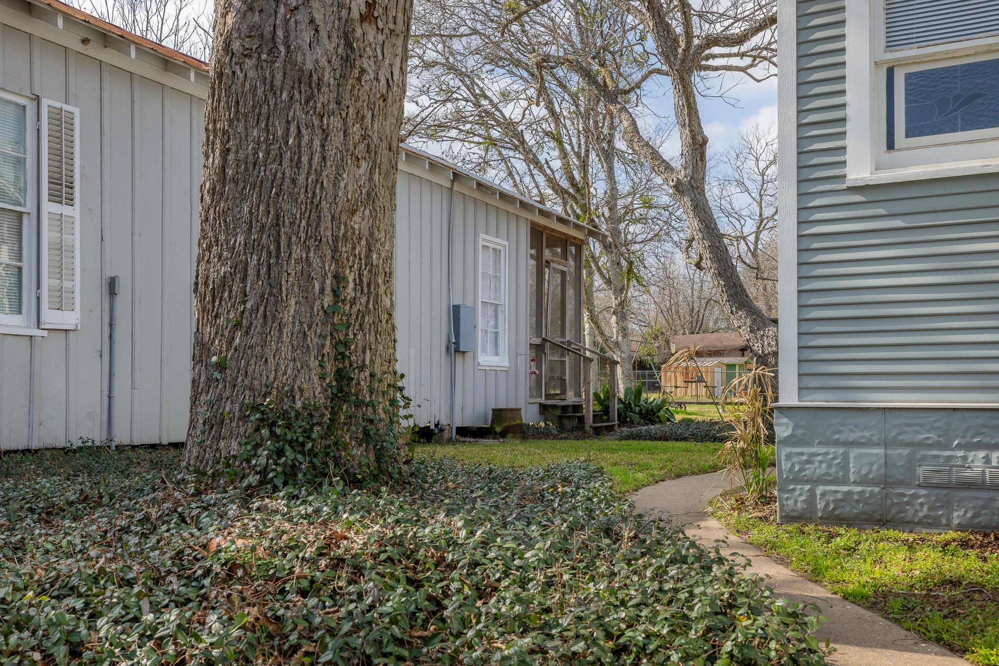 109 E Fayette St, Fayetteville, TX 78940