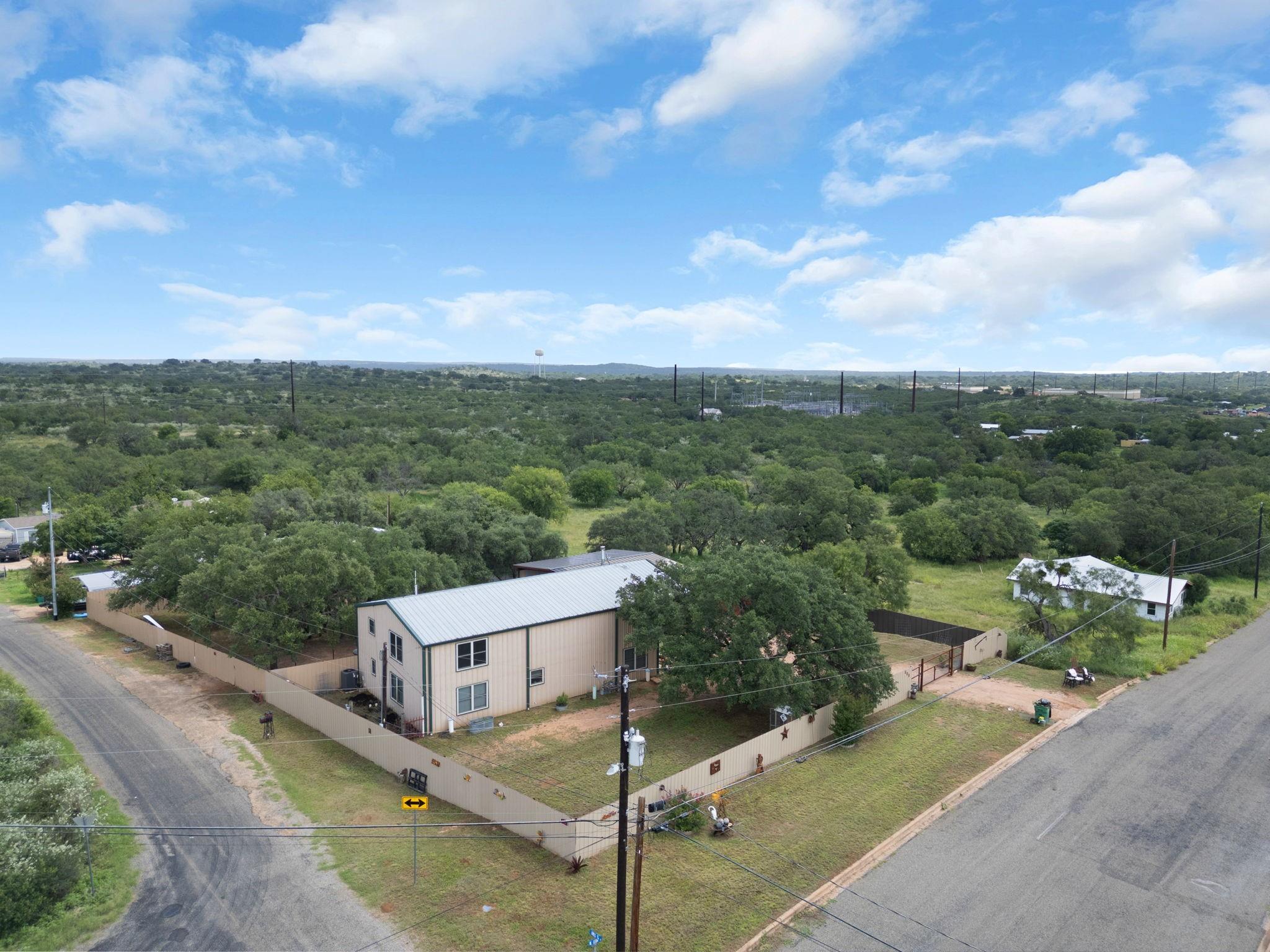 609 W Leon St, Llano, TX 78643