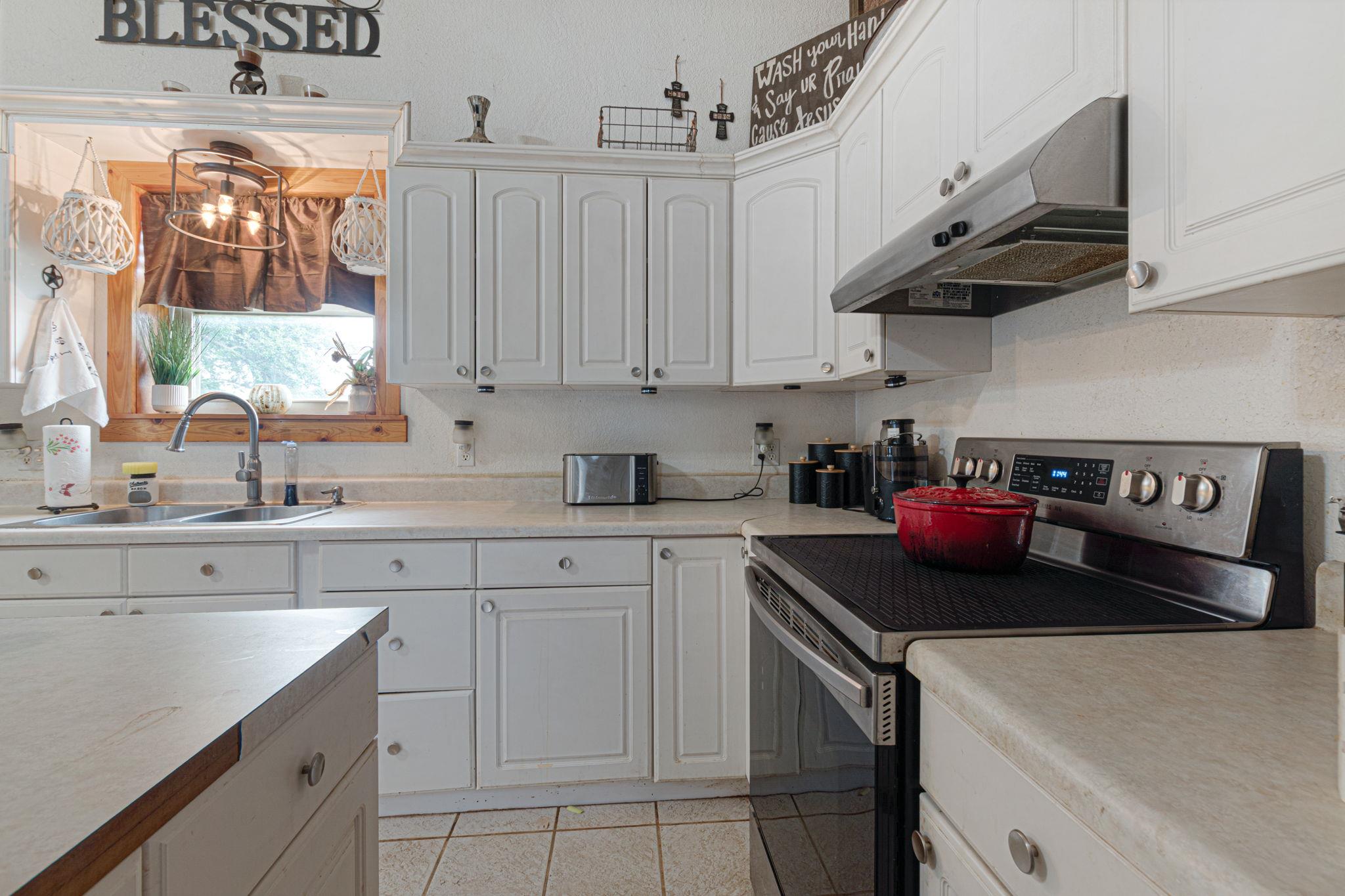 609 W Leon St, Llano, TX 78643