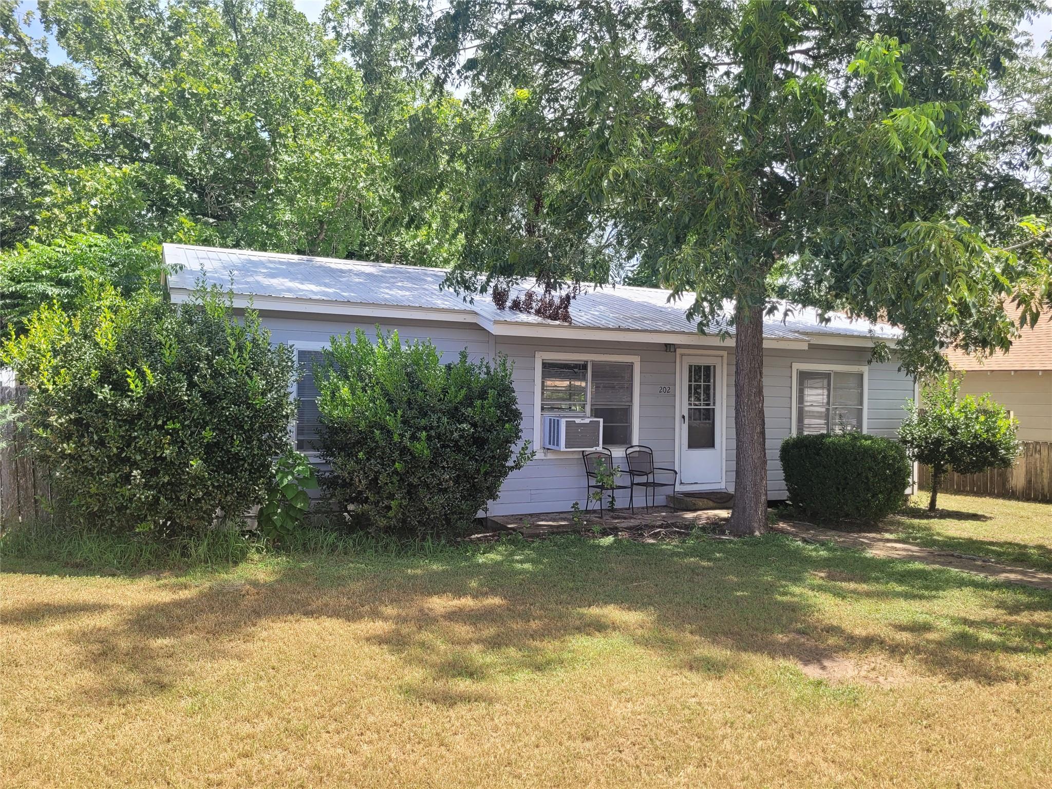 202 Marburger St, Smithville, TX 78957