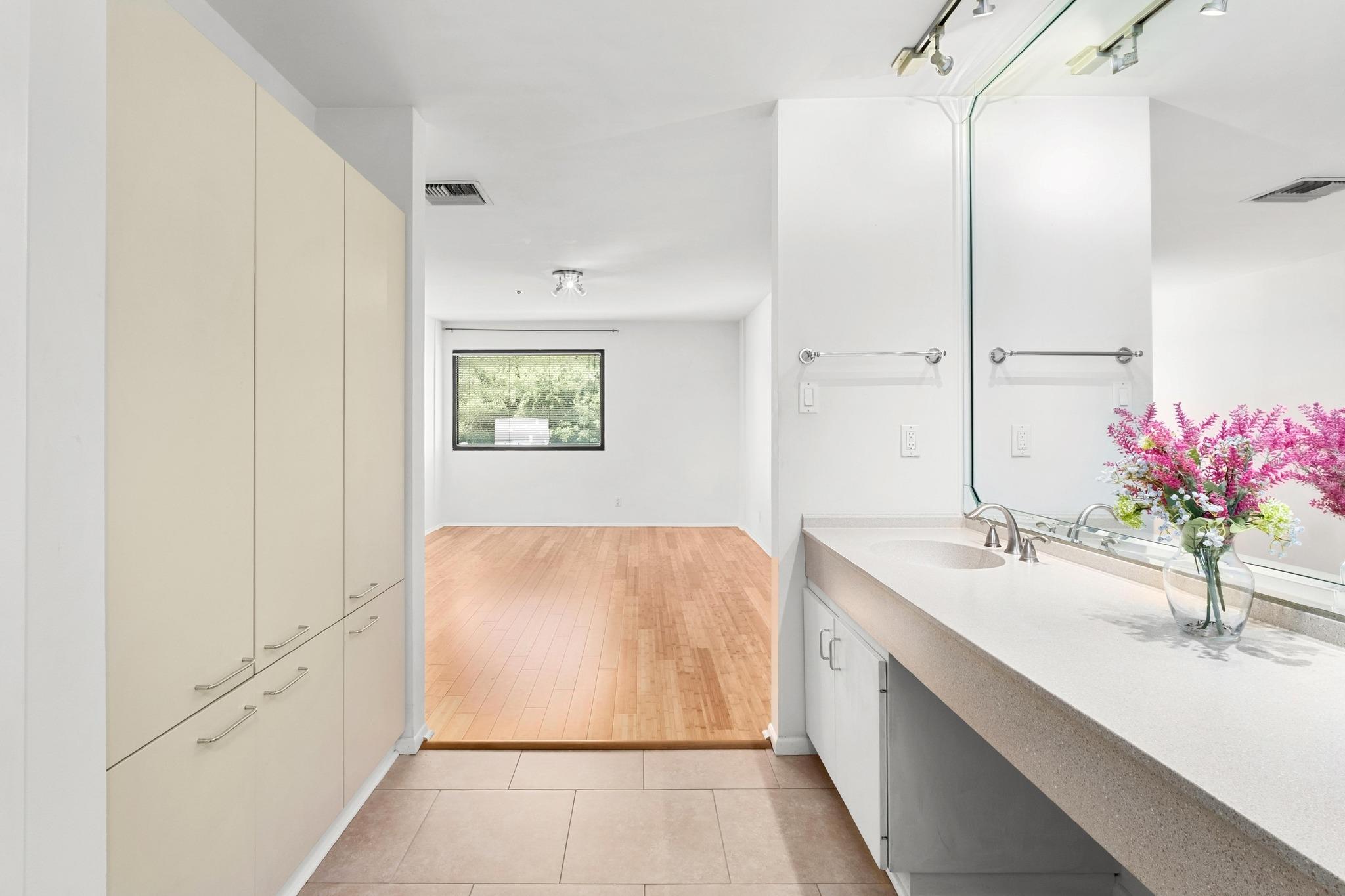 40 N Interstate 35 # 3D3, Austin, TX 78701