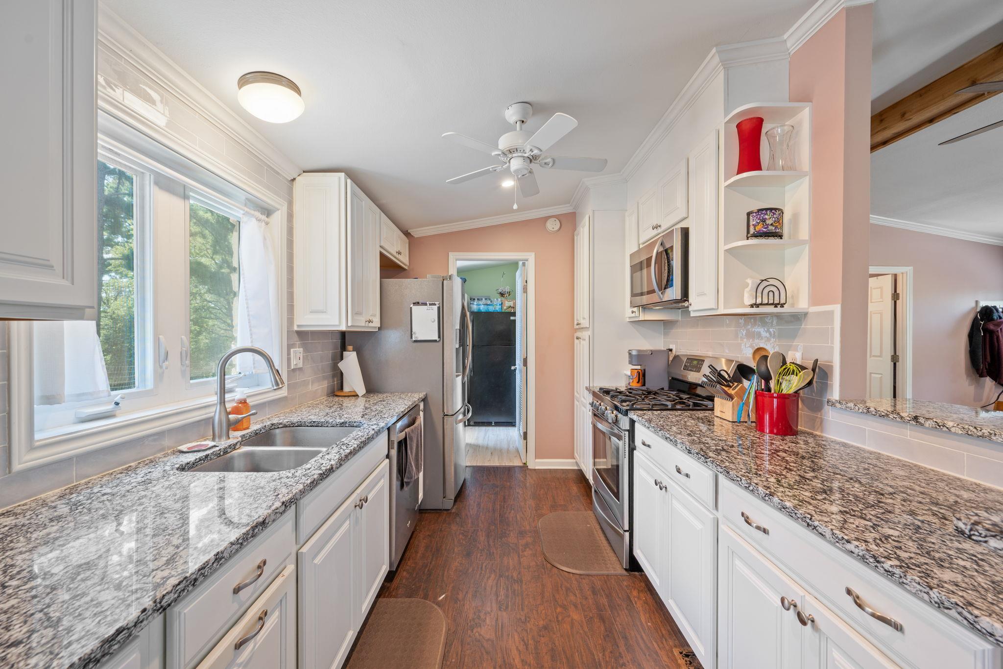 111 Scenic Farms Dr, McDade, TX 78650