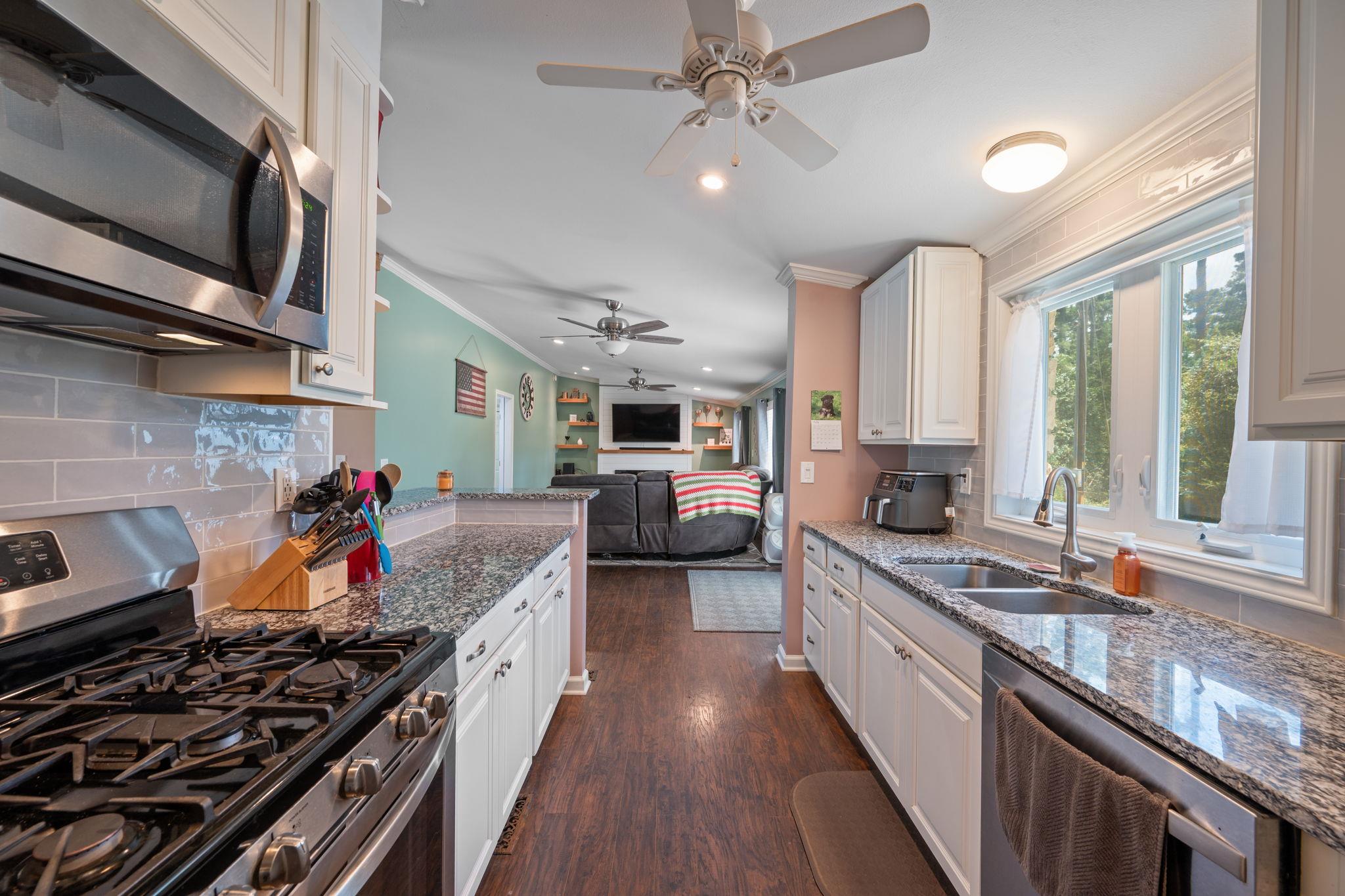 111 Scenic Farms Dr, McDade, TX 78650