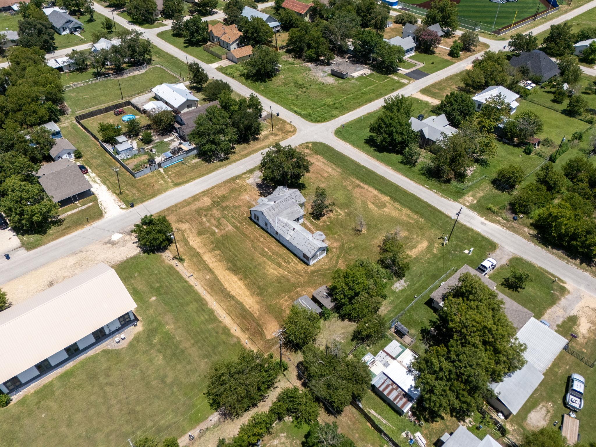 325 E Bell St, Bartlett, TX 76511