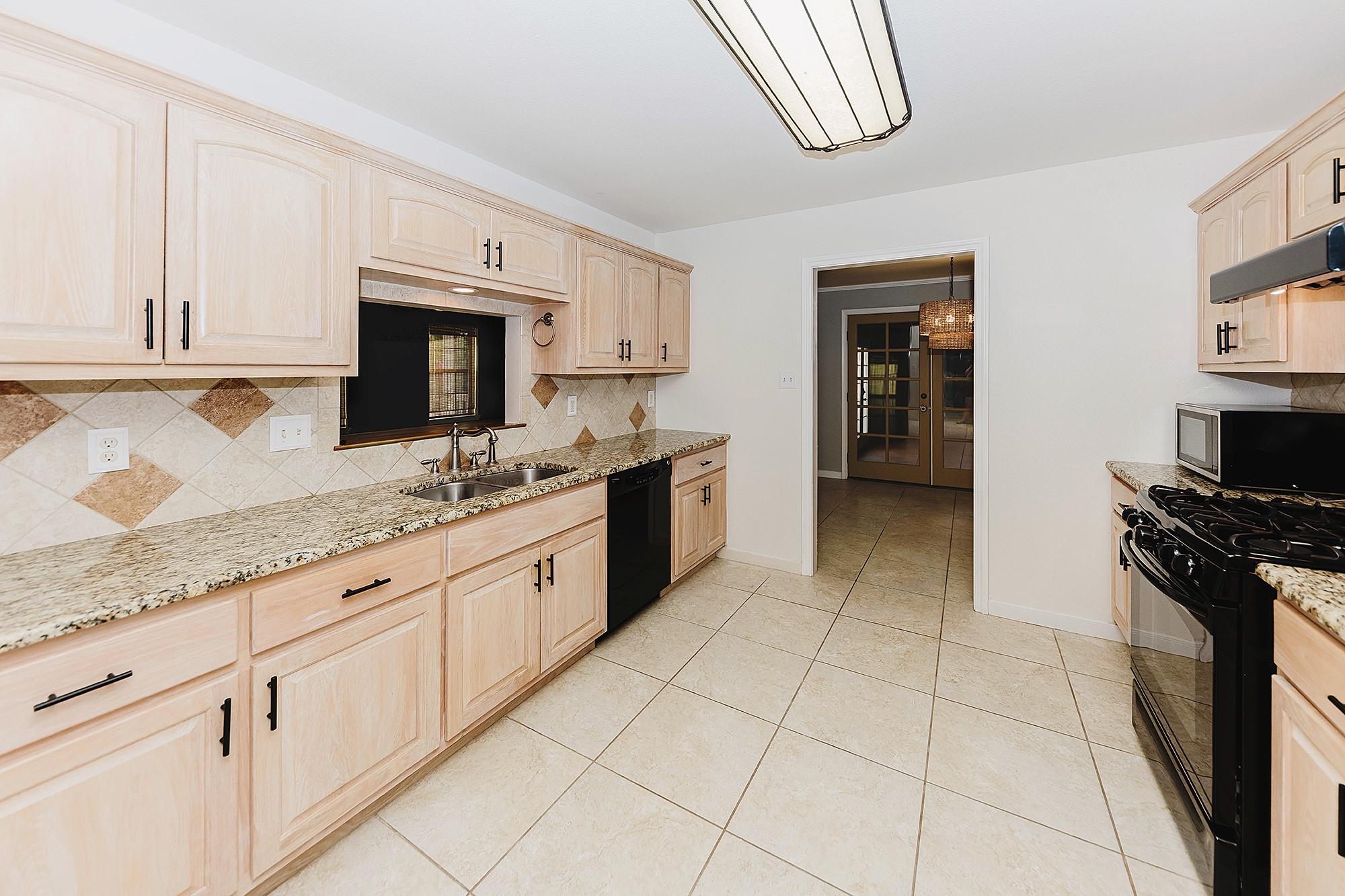 139 Village Forest Dr, Smithville, TX 78957
