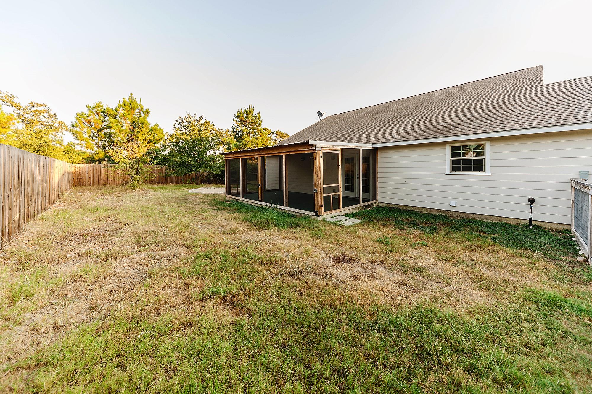 139 Village Forest Dr, Smithville, TX 78957