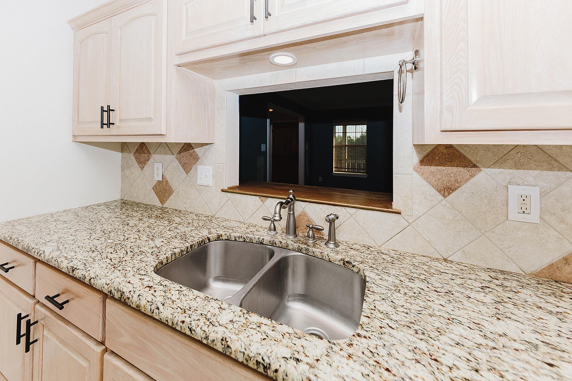 139 Village Forest Dr, Smithville, TX 78957
