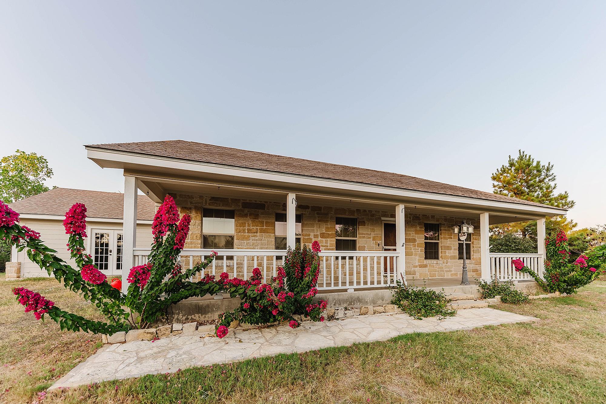 139 Village Forest Dr, Smithville, TX 78957
