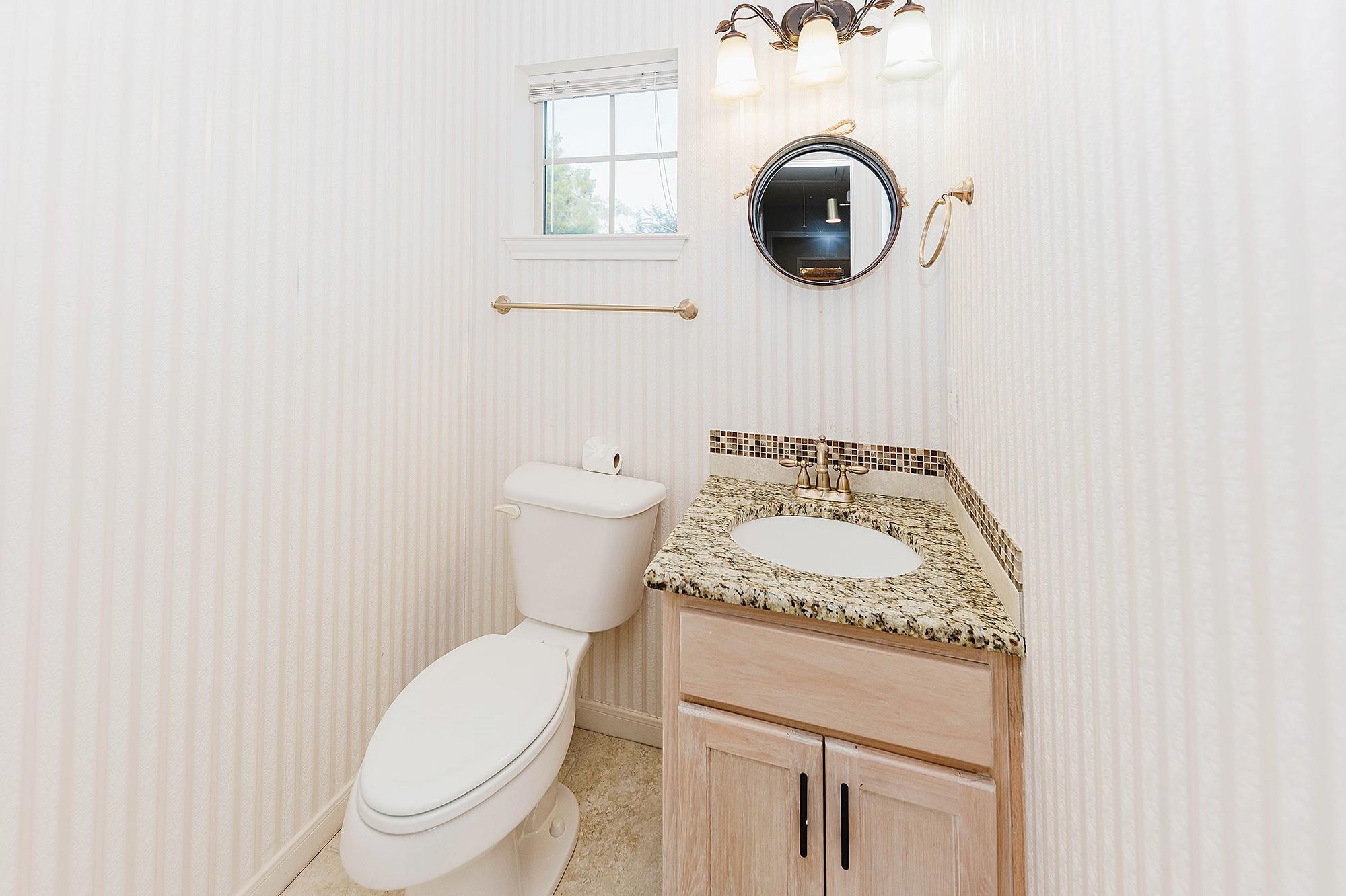 139 Village Forest Dr, Smithville, TX 78957