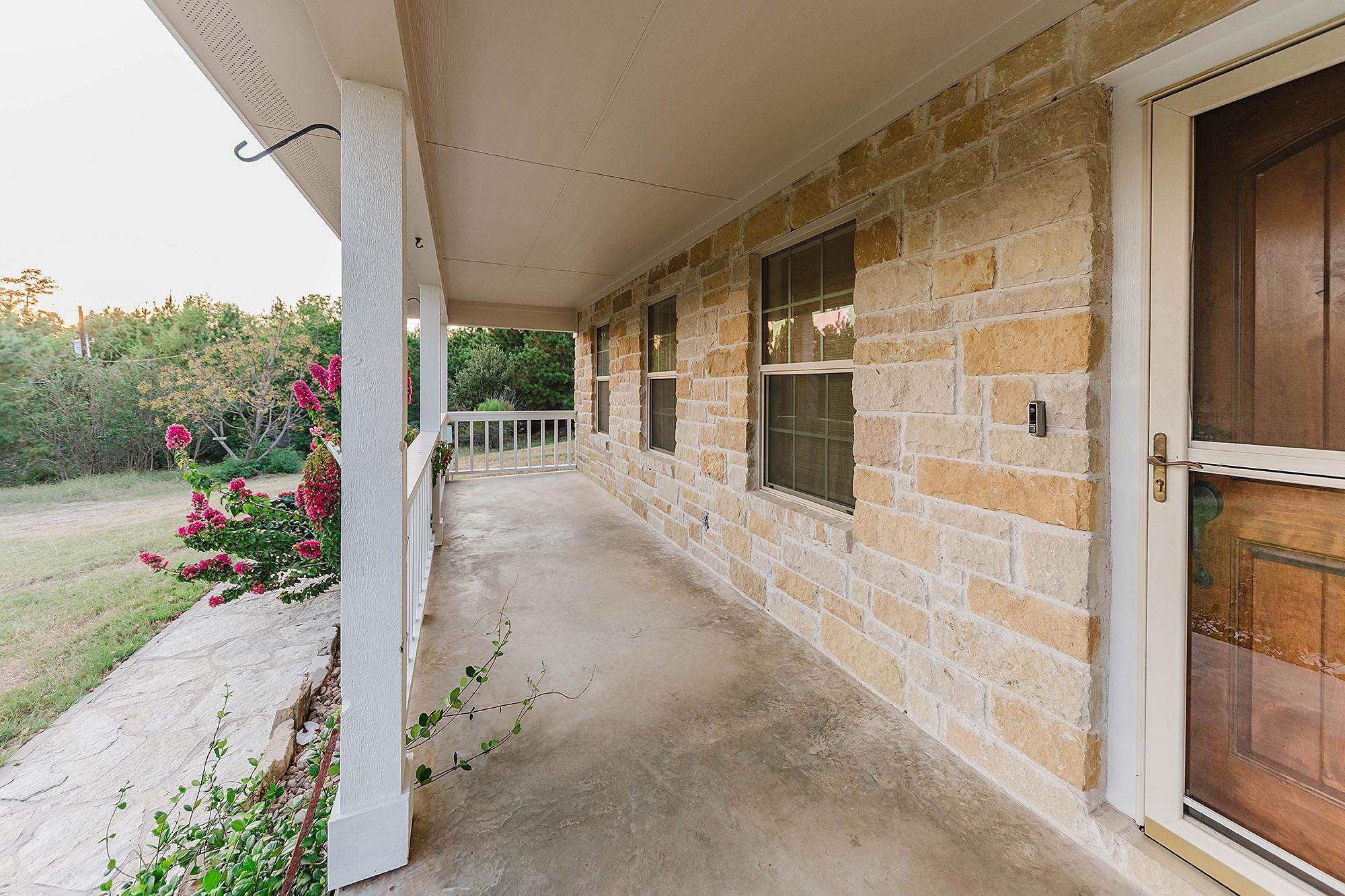 139 Village Forest Dr, Smithville, TX 78957