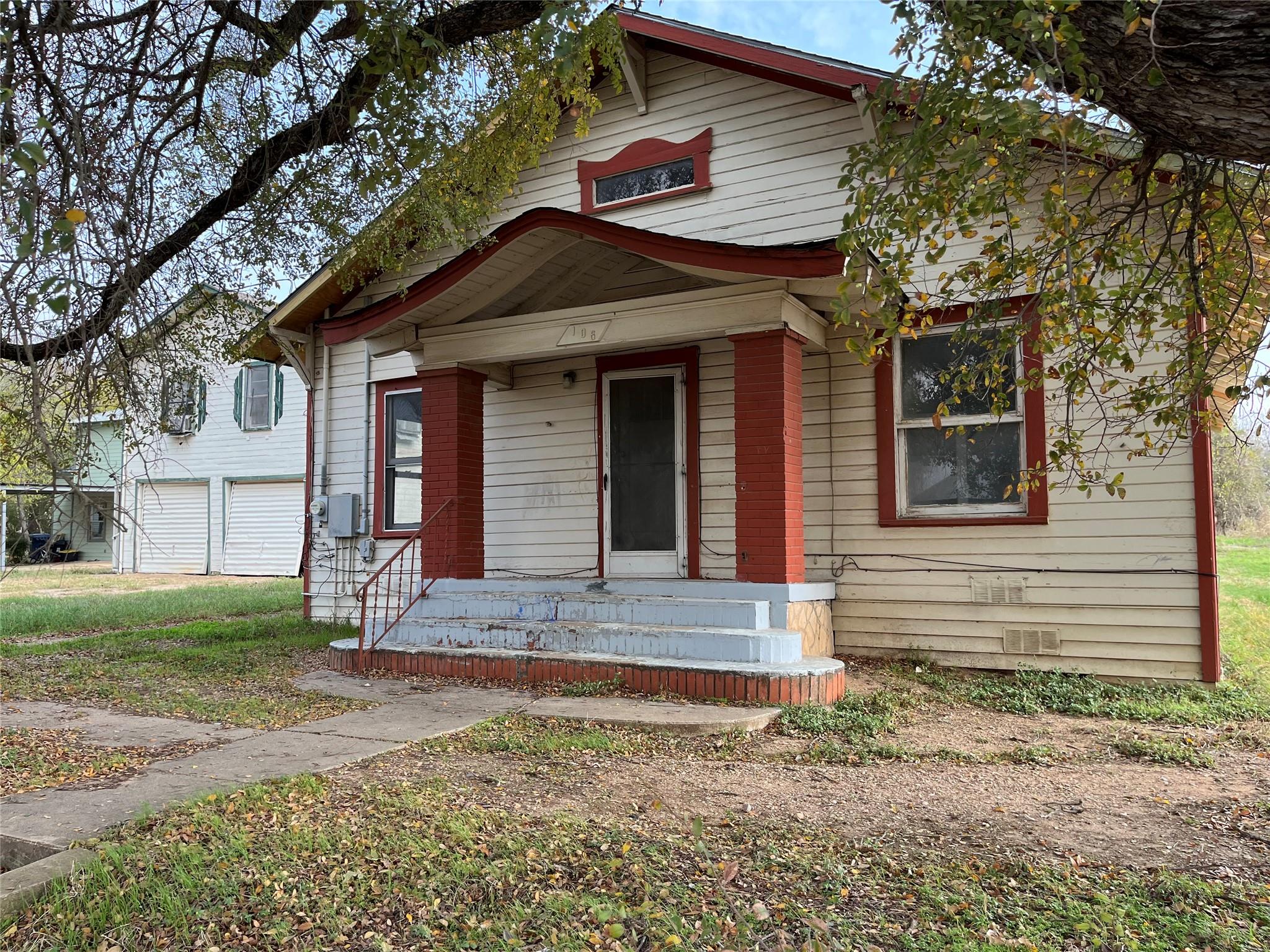 106 N Pear St, Rockdale, TX 76567