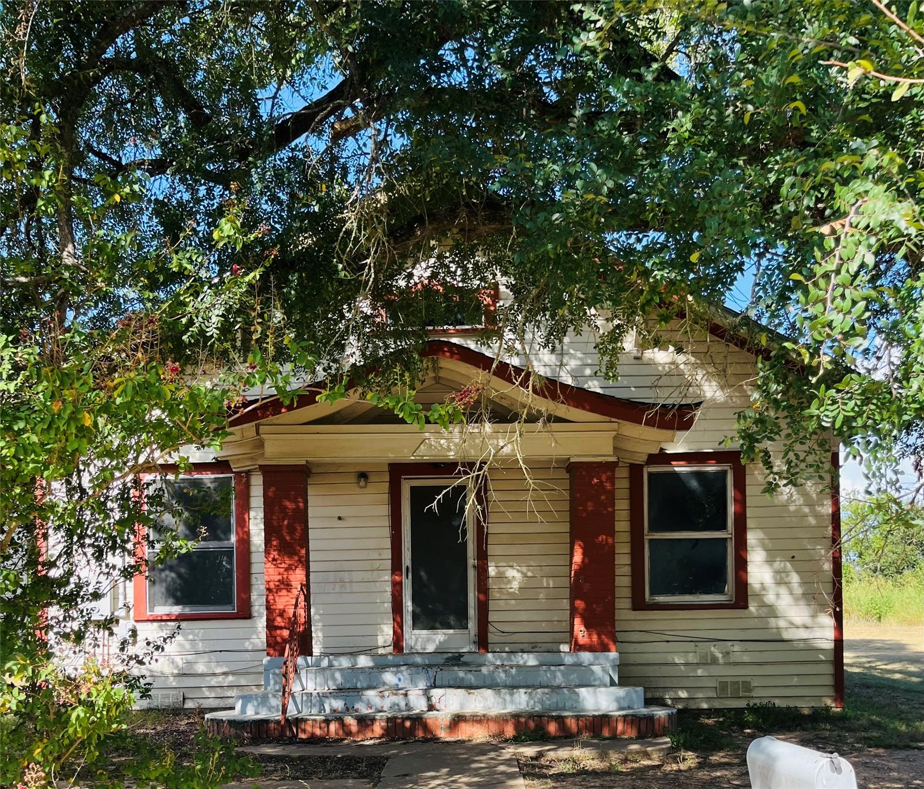 106 N Pear St, Rockdale, TX 76567