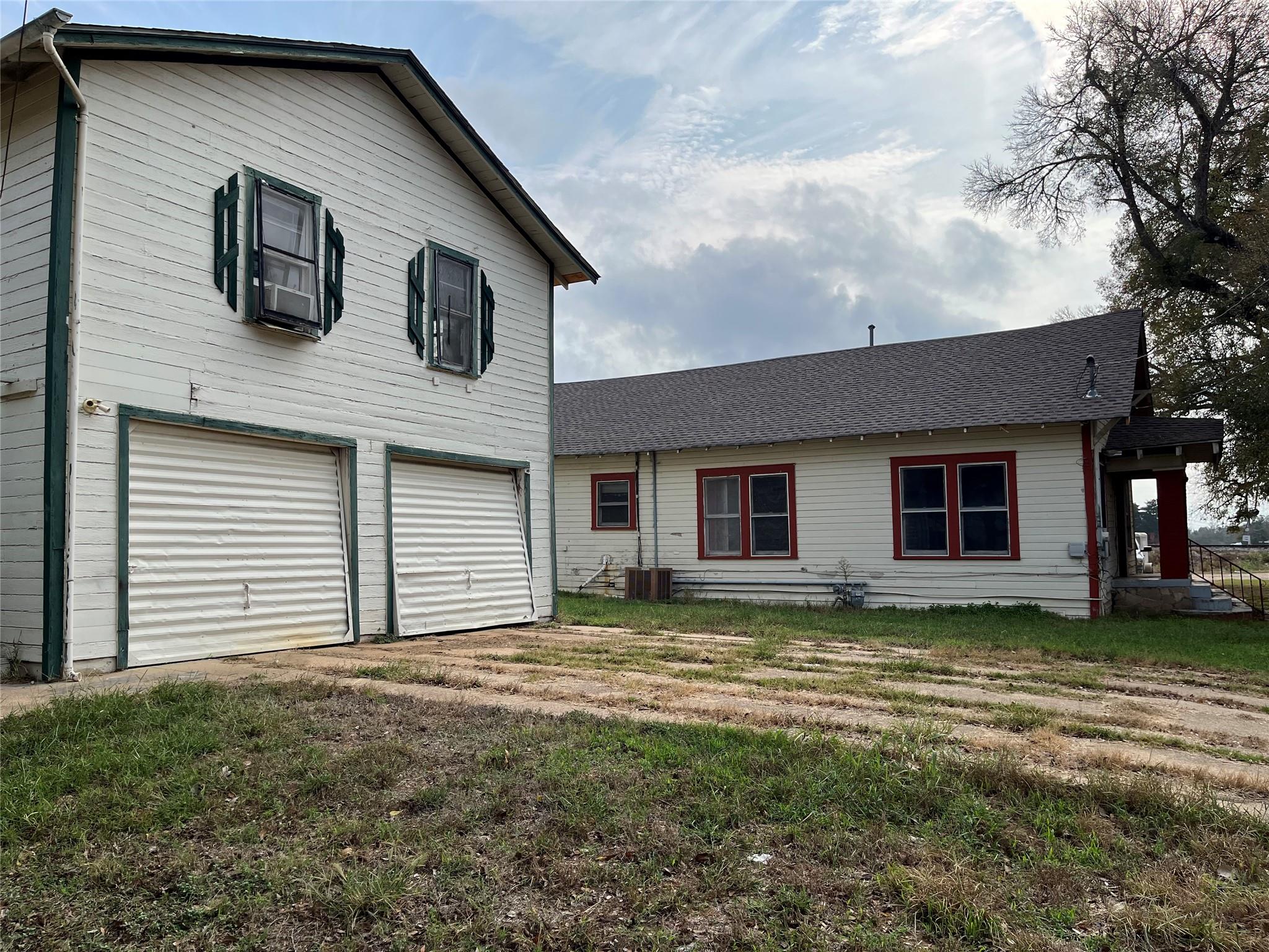 106 N Pear St, Rockdale, TX 76567