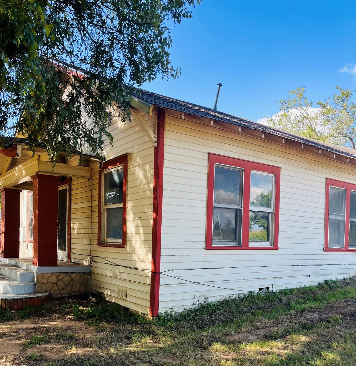 106 N Pear St, Rockdale, TX 76567