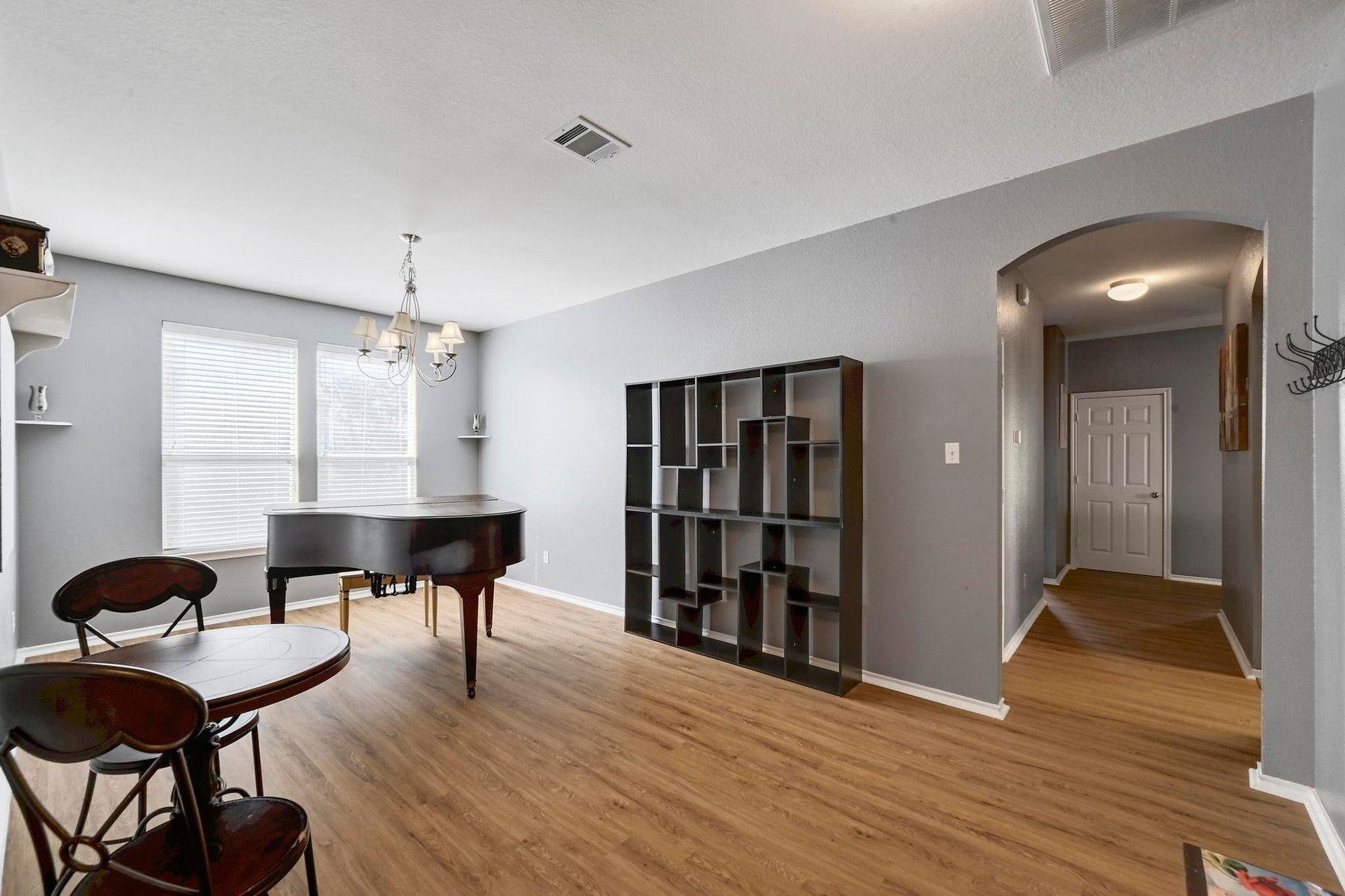 118 Floating Leaf Dr, Hutto, TX 78634