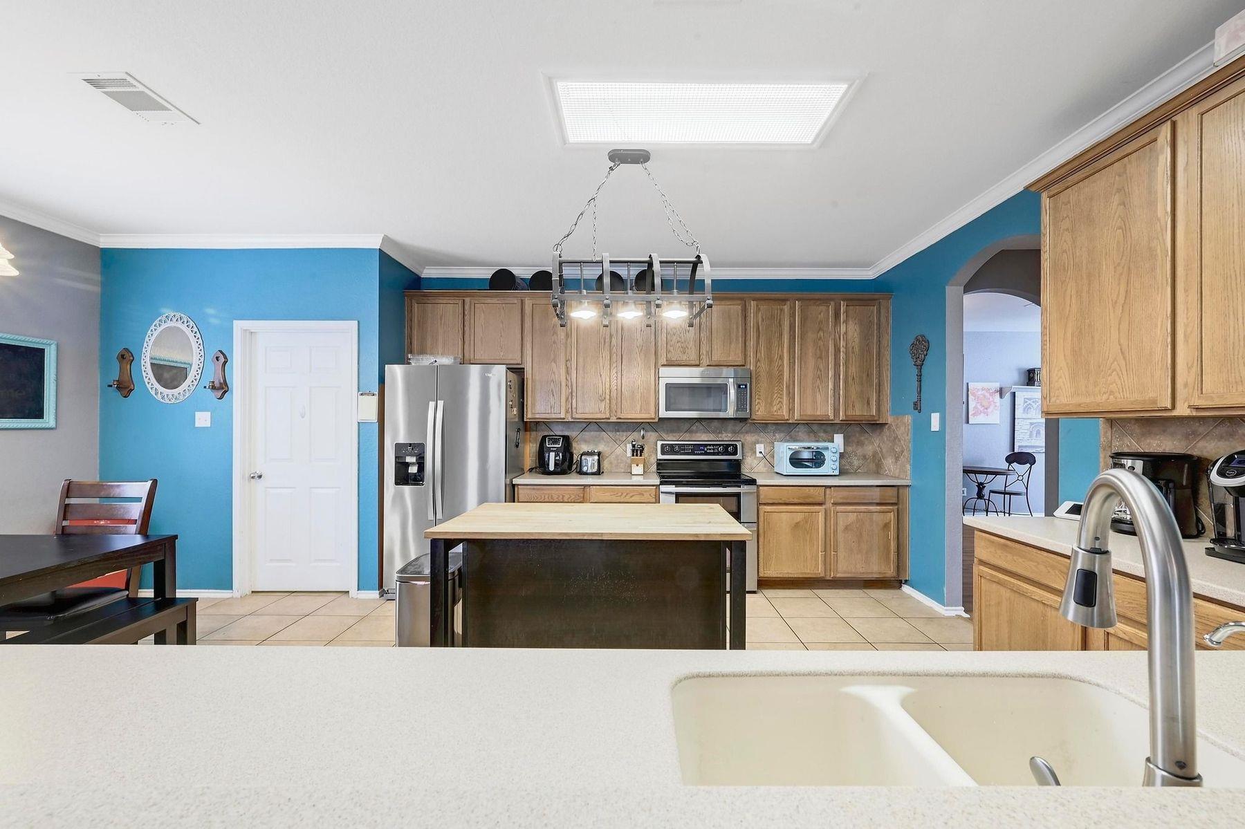 118 Floating Leaf Dr, Hutto, TX 78634