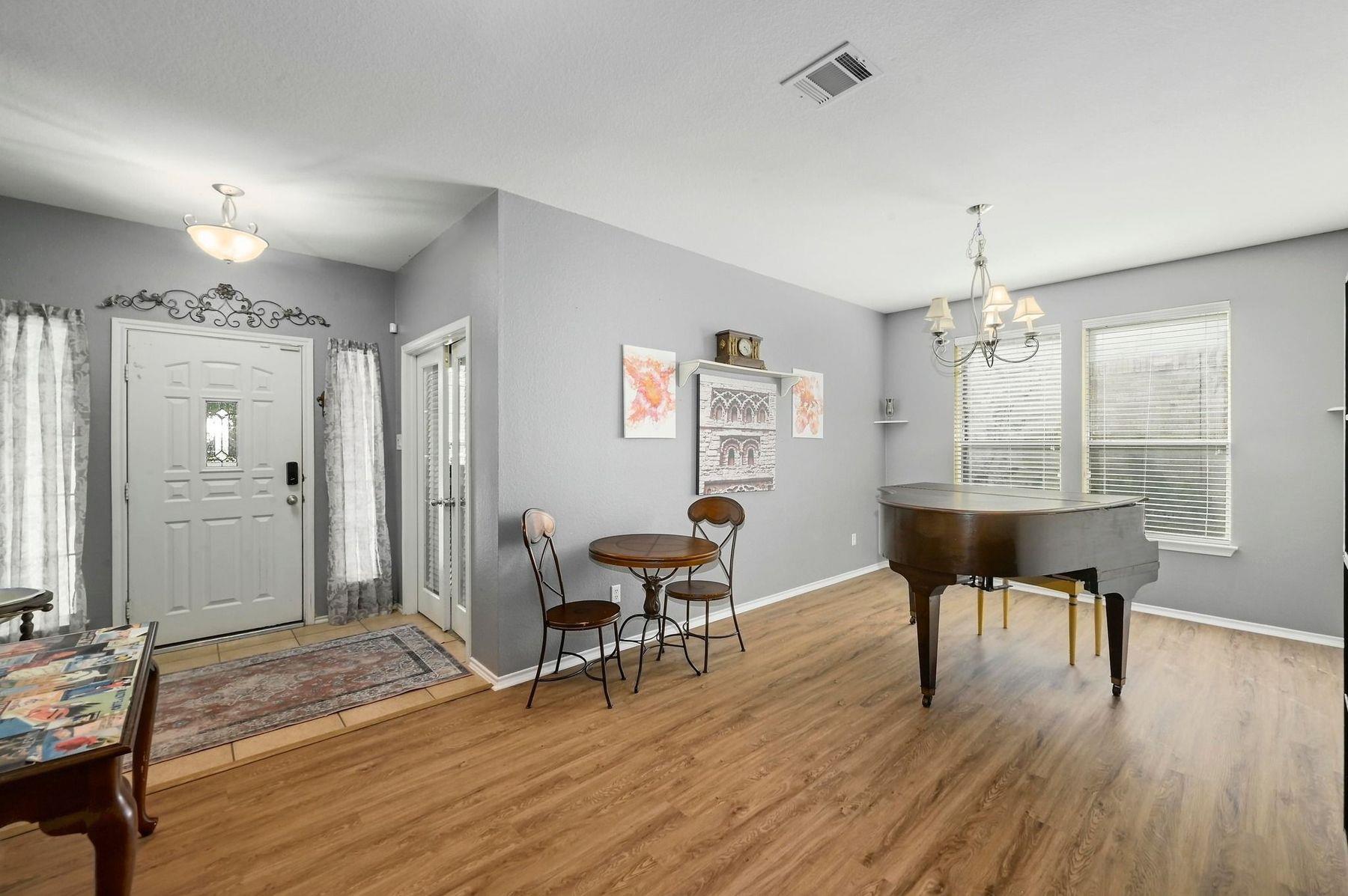 118 Floating Leaf Dr, Hutto, TX 78634