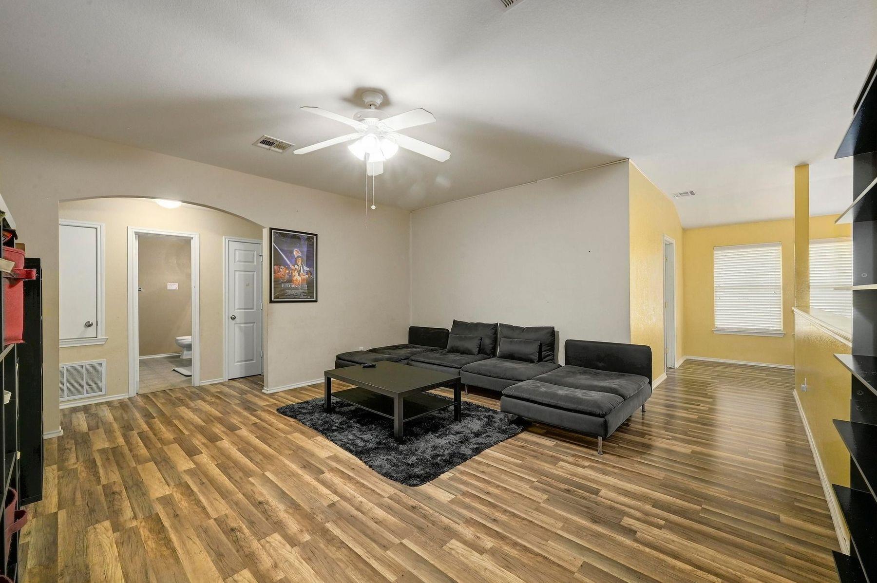 118 Floating Leaf Dr, Hutto, TX 78634