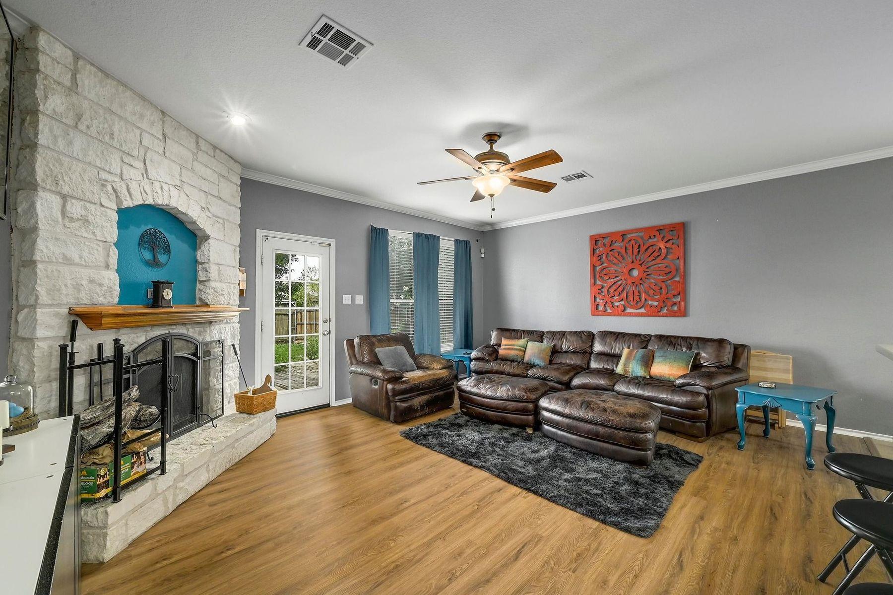 118 Floating Leaf Dr, Hutto, TX 78634