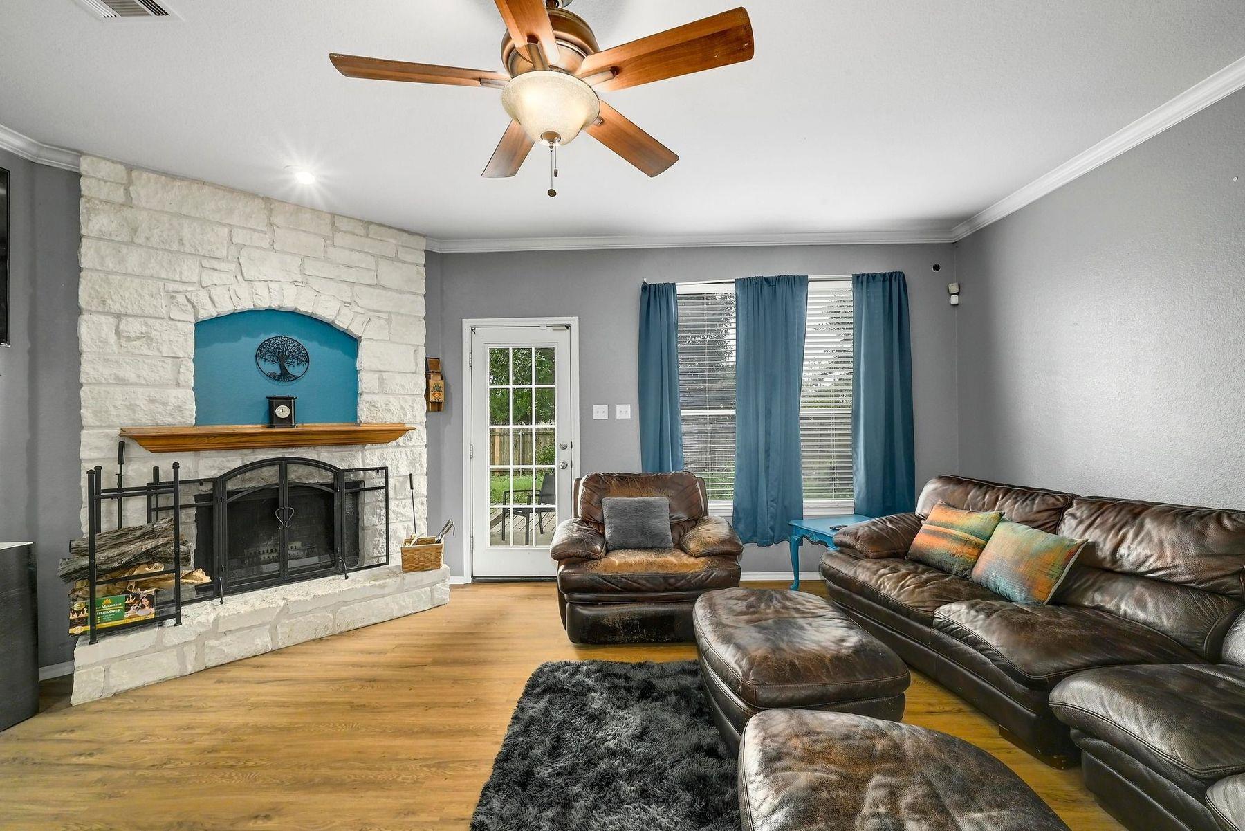 118 Floating Leaf Dr, Hutto, TX 78634