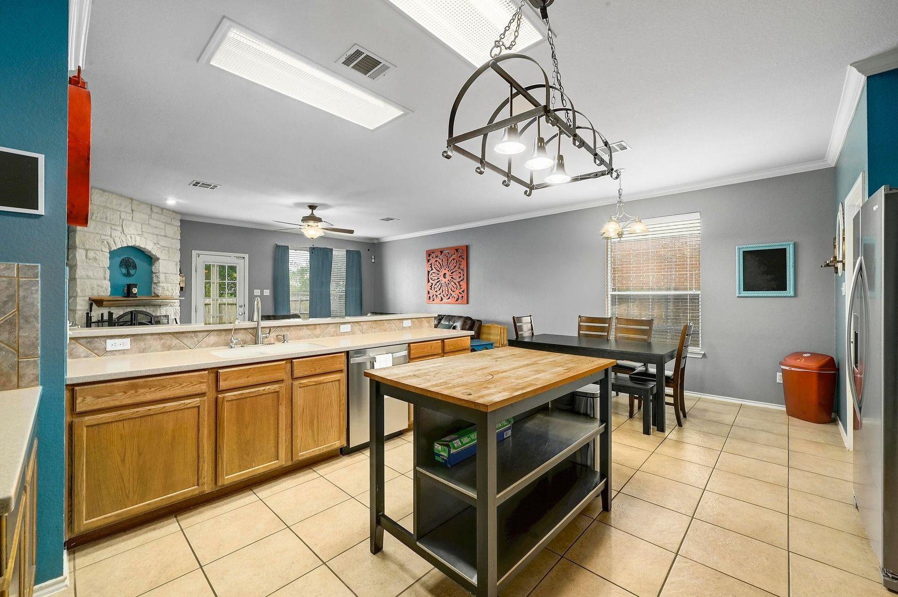 118 Floating Leaf Dr, Hutto, TX 78634