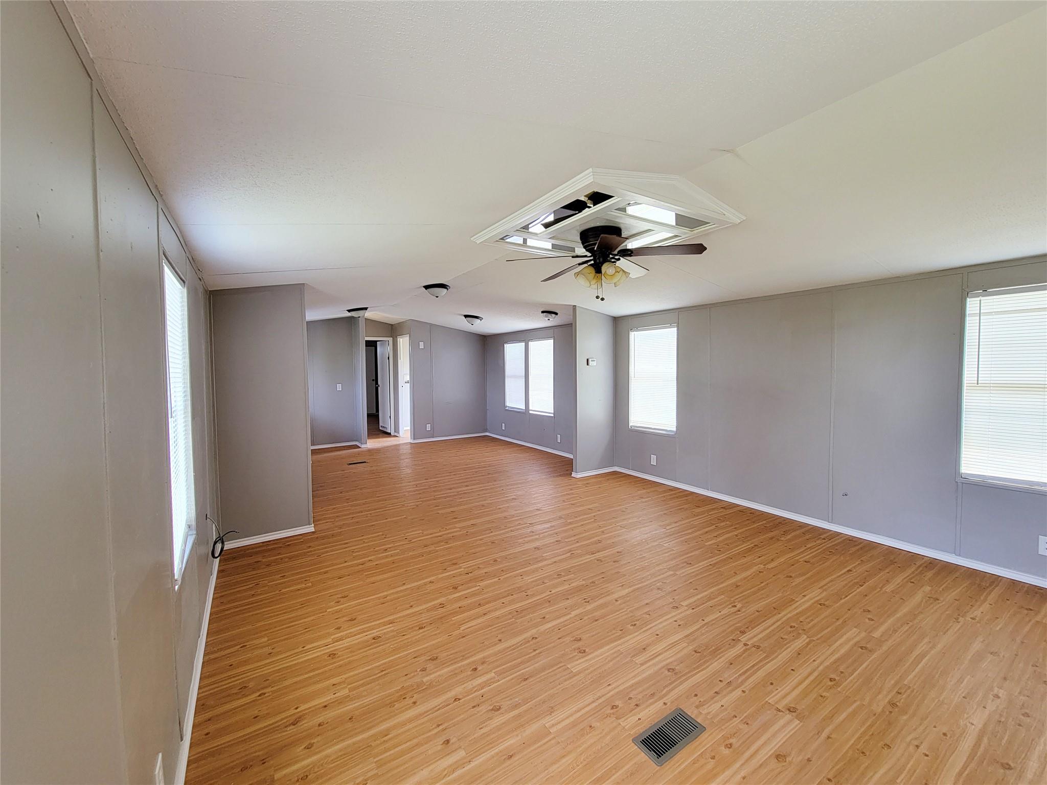 5213 Us Highway 90, Waelder, TX 78959