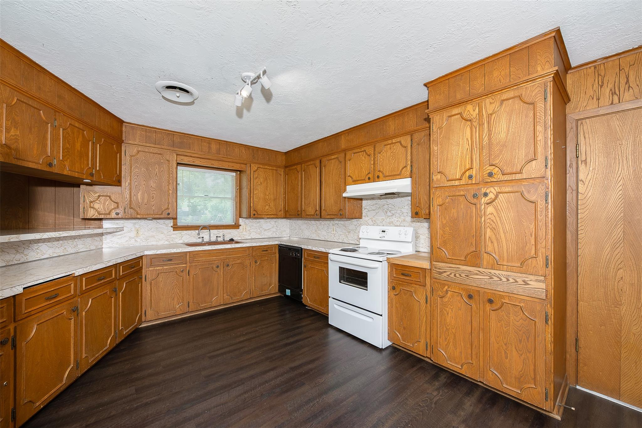 210 S Harvey Street, Caldwell, TX 77836