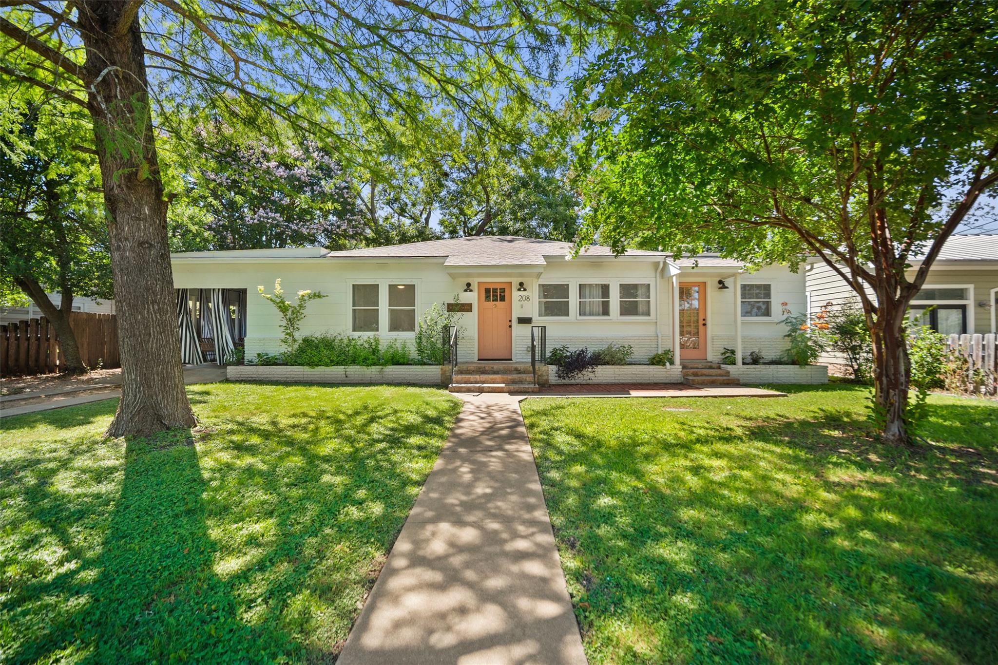 208 N Acorn St, Fredericksburg, TX 78624