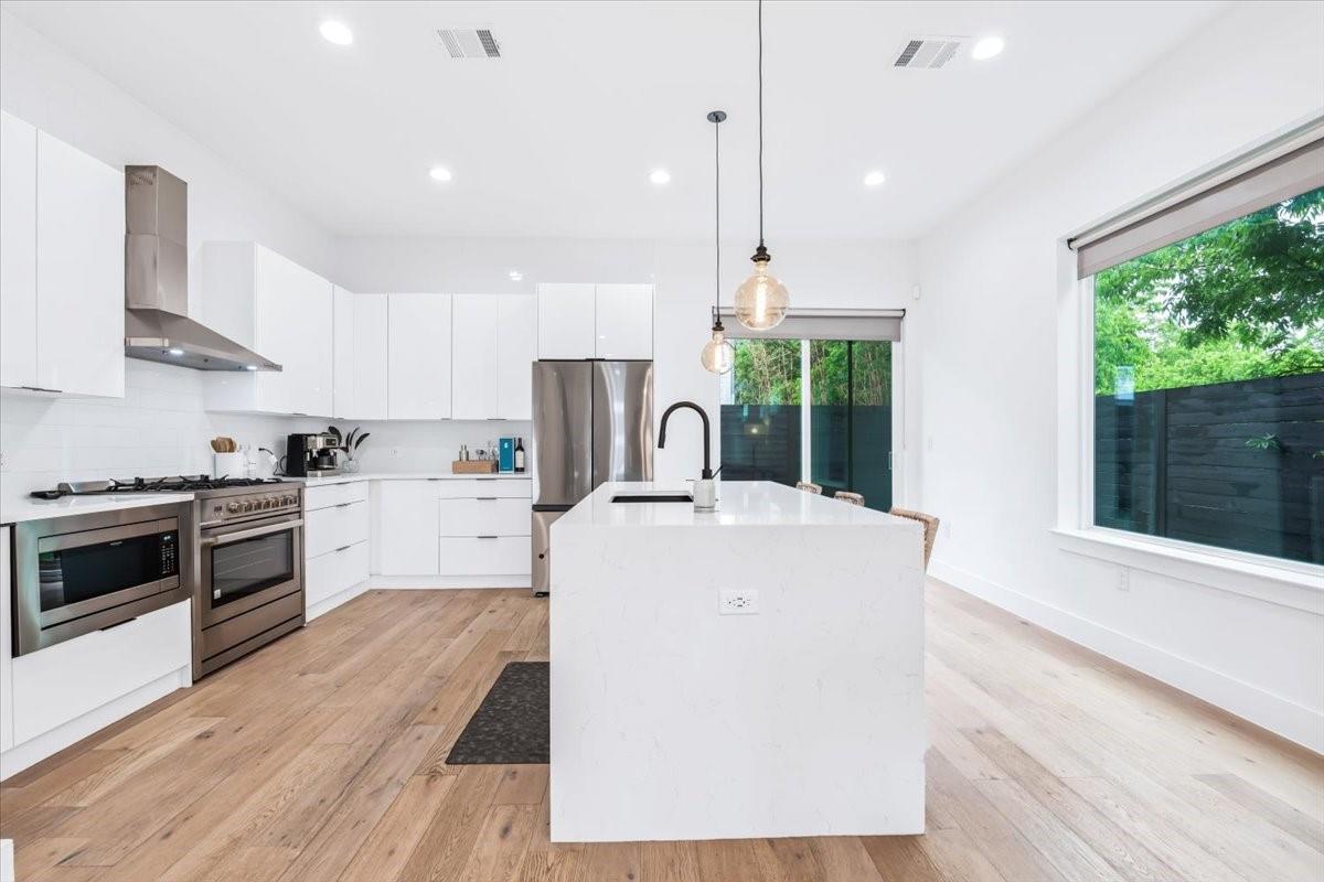 6300 Santos St # 3, Austin, TX 78741