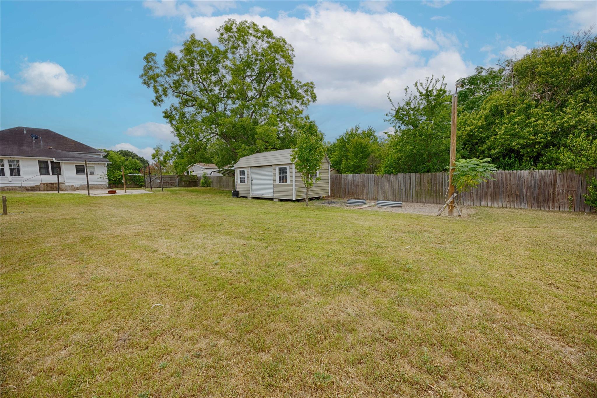 403 E 7th St, Flatonia, TX 78941