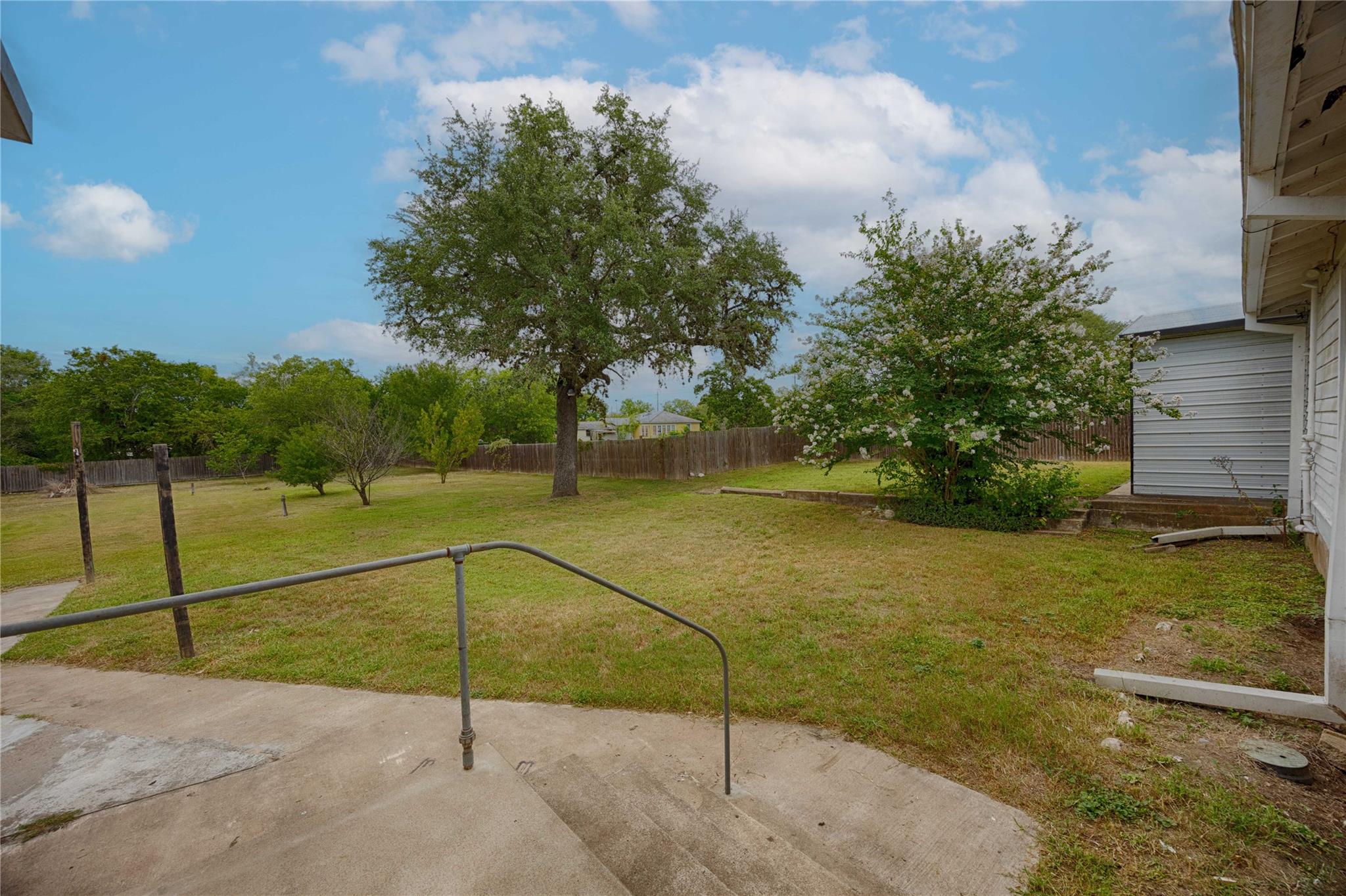 403 E 7th St, Flatonia, TX 78941