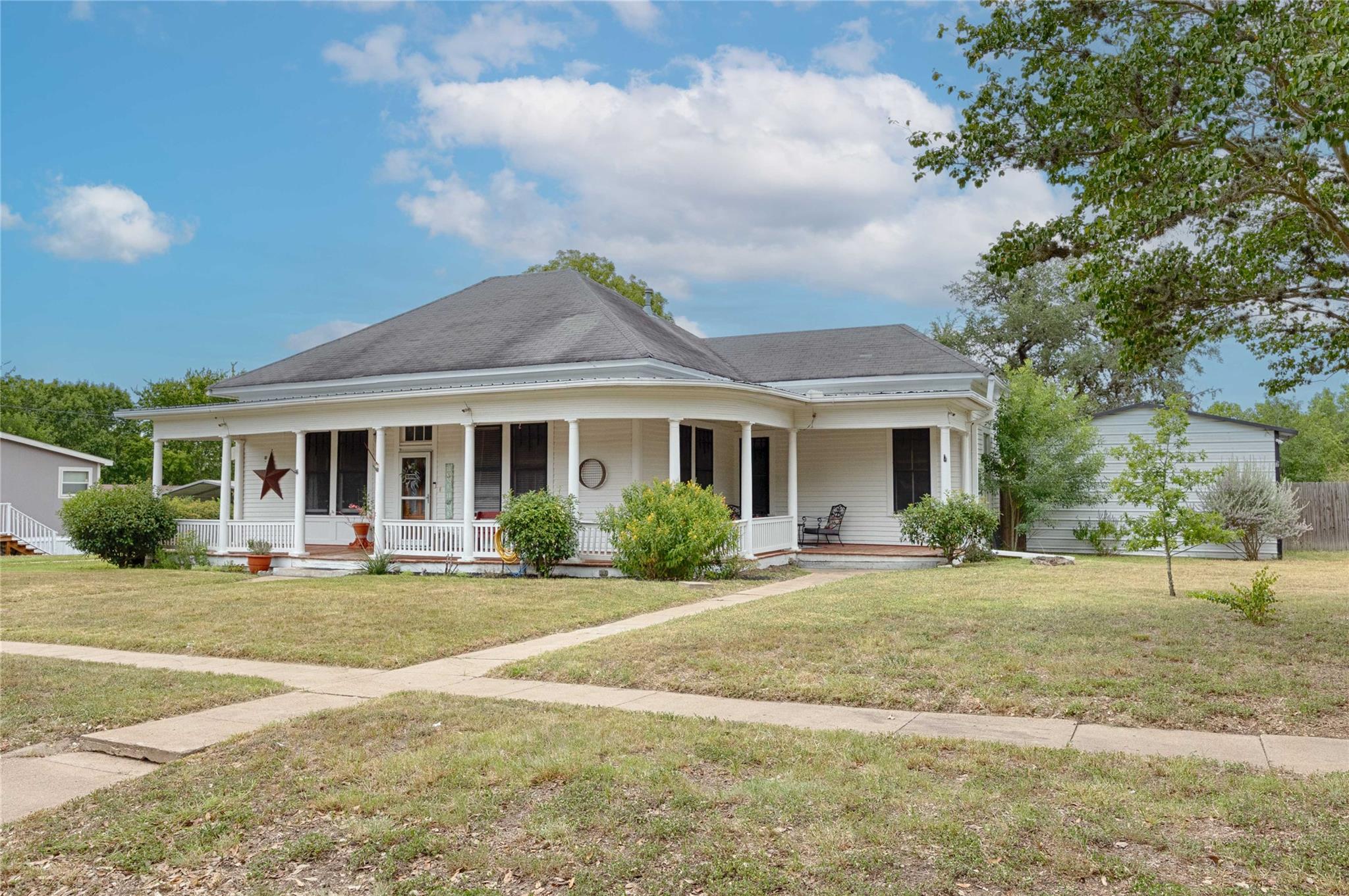 403 E 7th St, Flatonia, TX 78941