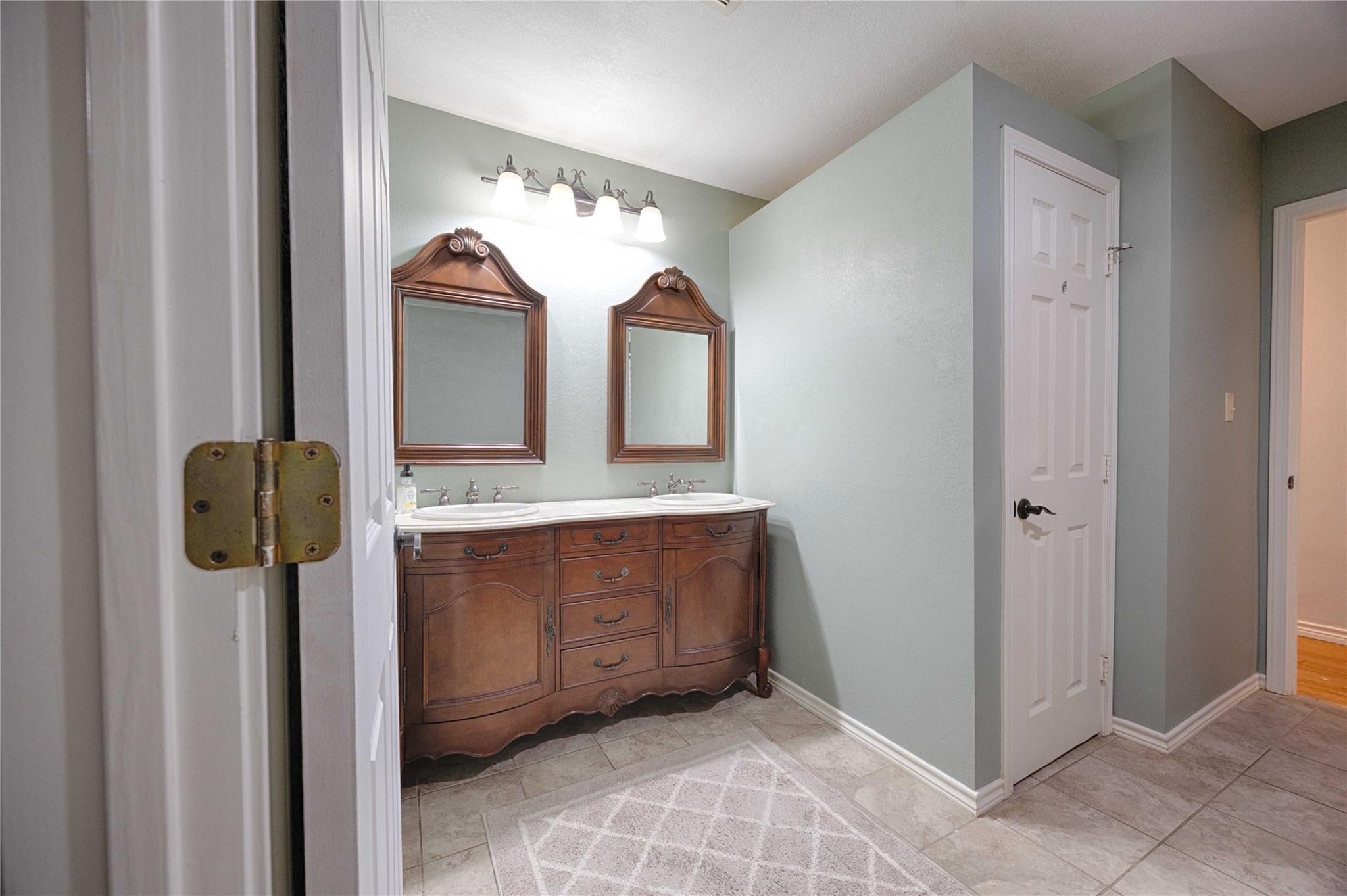 403 E 7th St, Flatonia, TX 78941