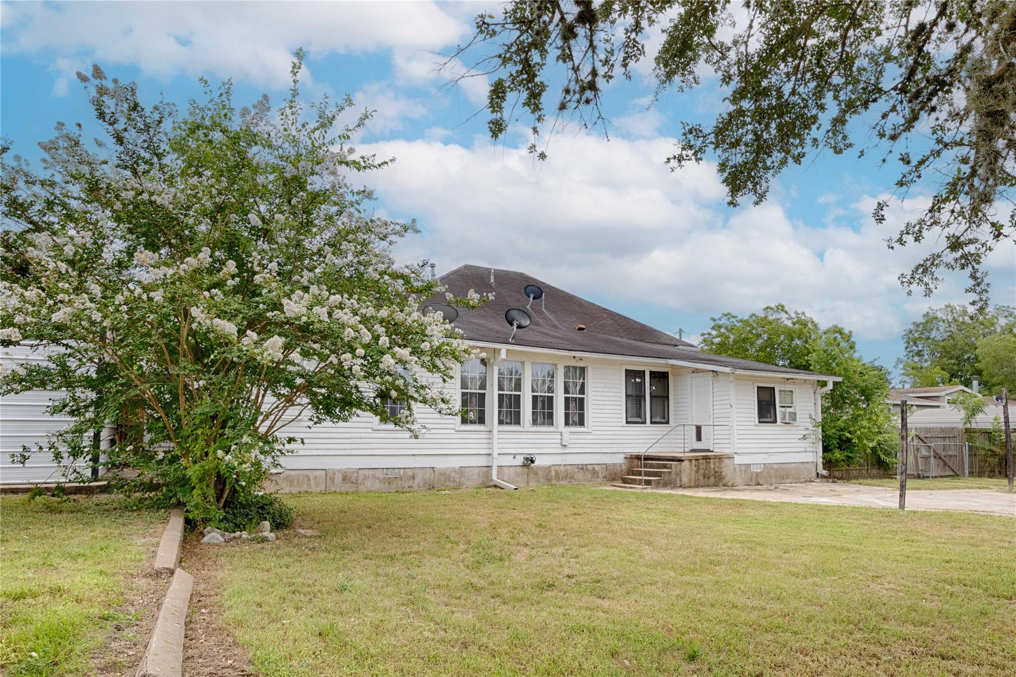 403 E 7th St, Flatonia, TX 78941